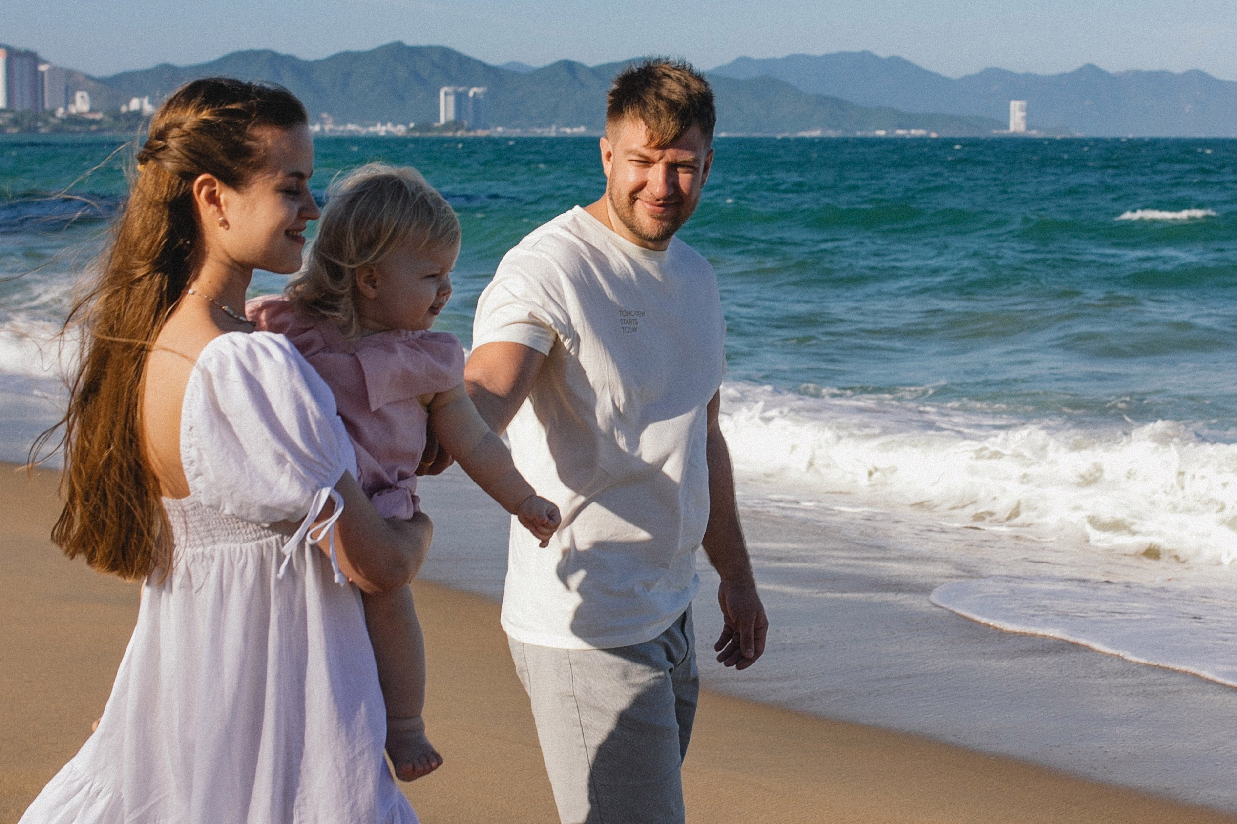 Вика и Влад с Соней на пляже. Главная