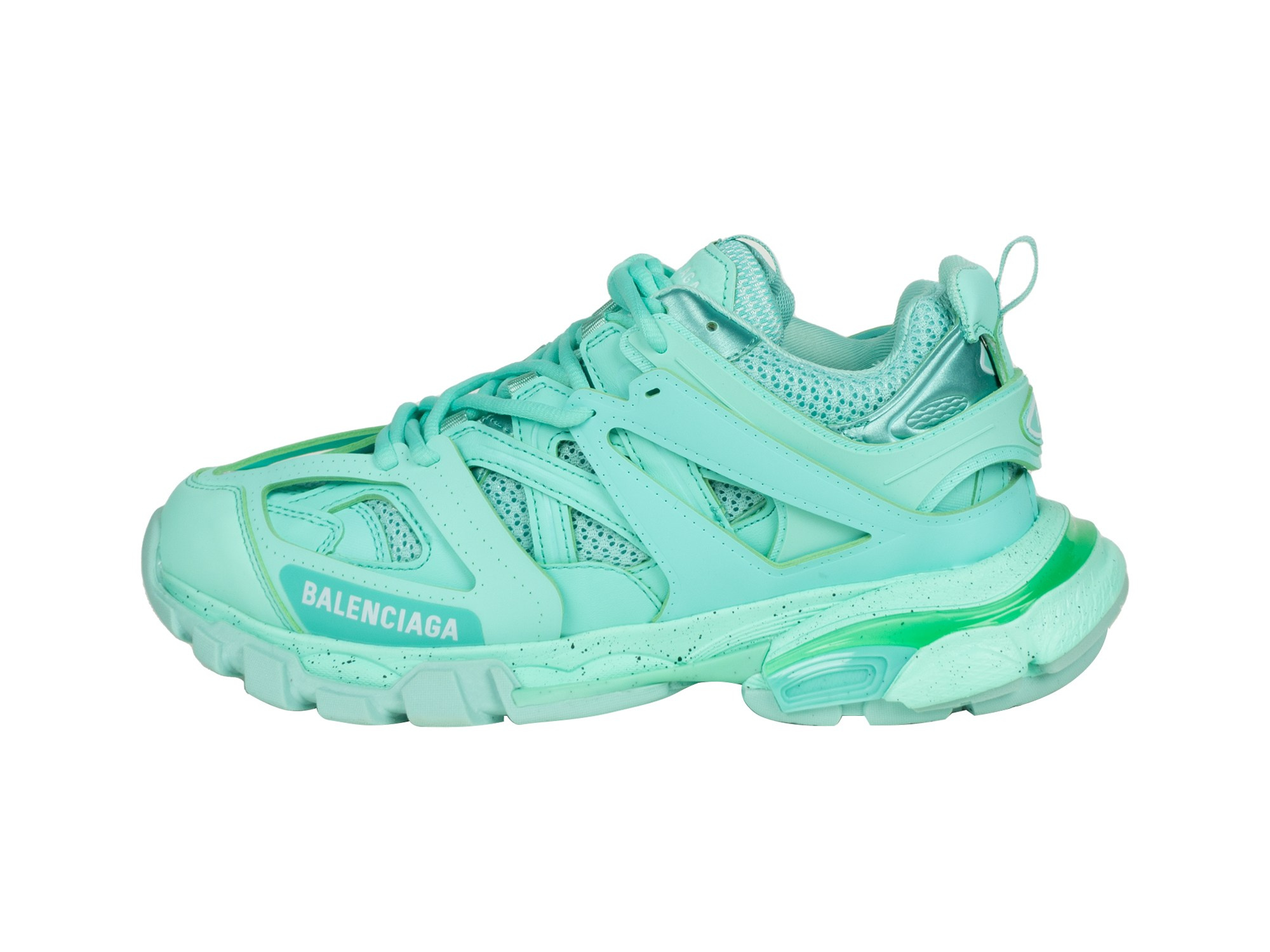 Кроссовки зеленые на белом фоне