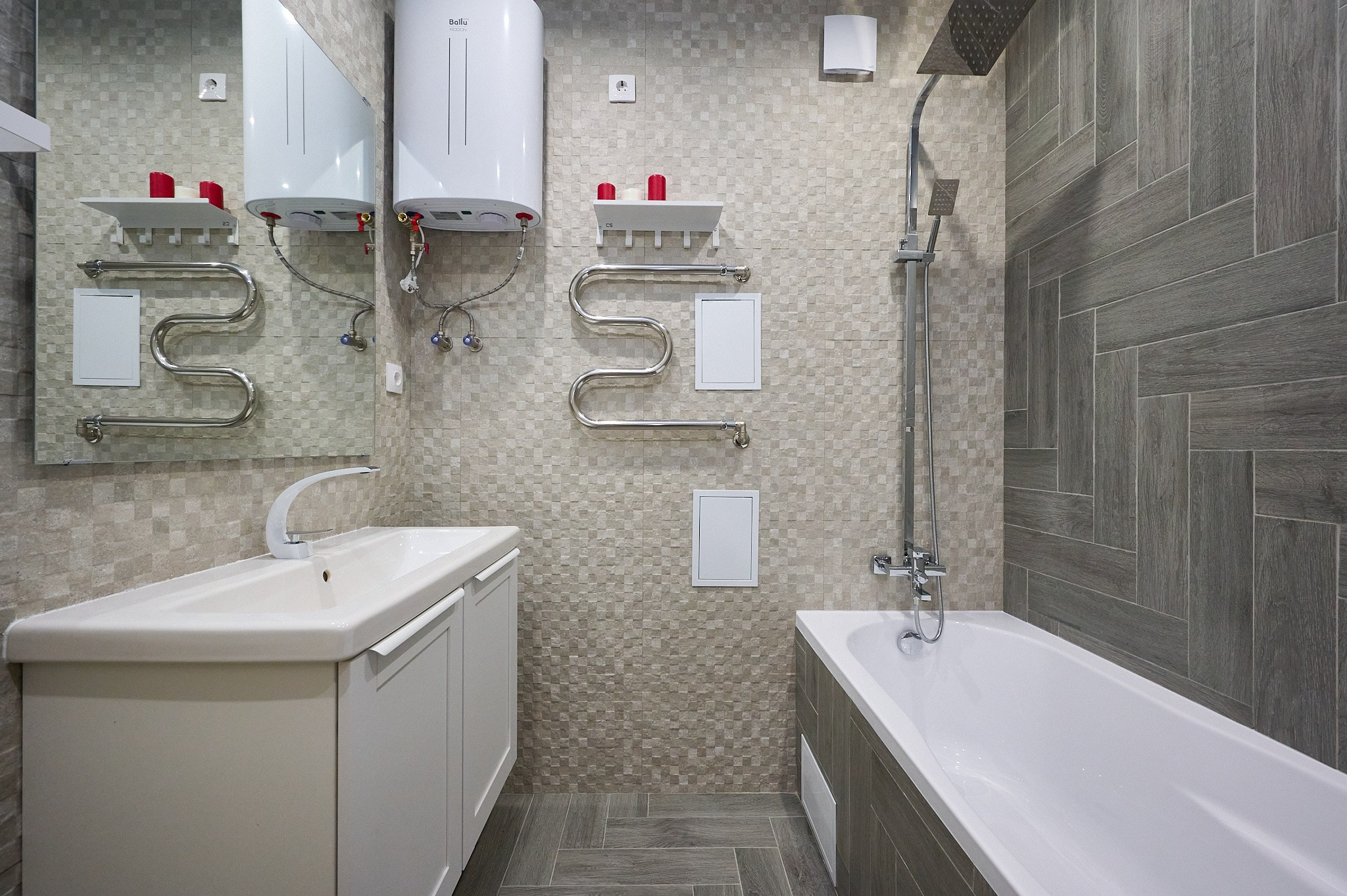 ванная комната белые полки раковина ванна 