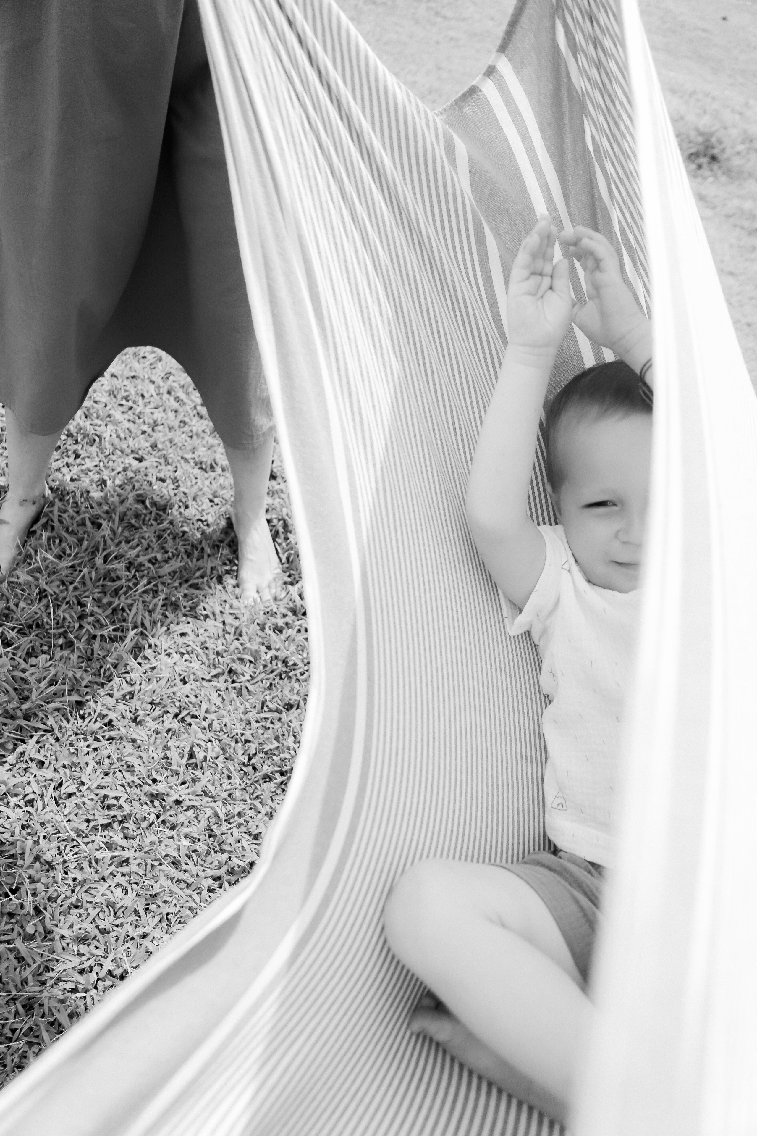 «Контрастные ч/б кадры: семья на фоне бушующих волн у маяка»