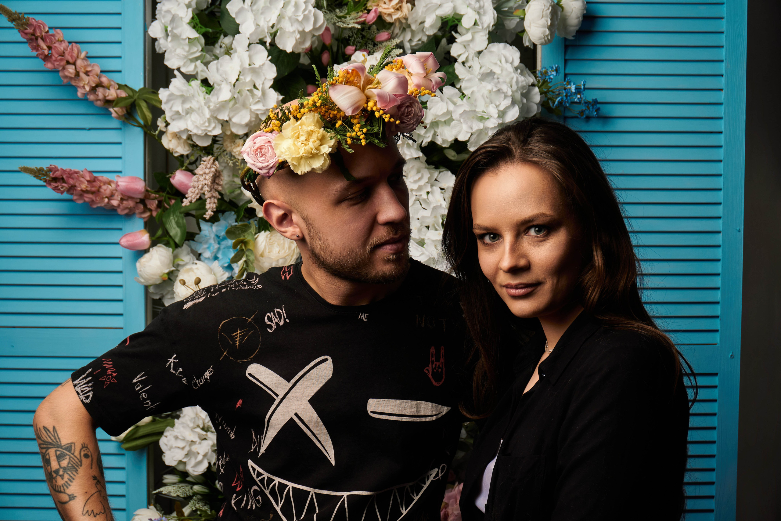 Молодая пара на фоне цветов в фотостудии