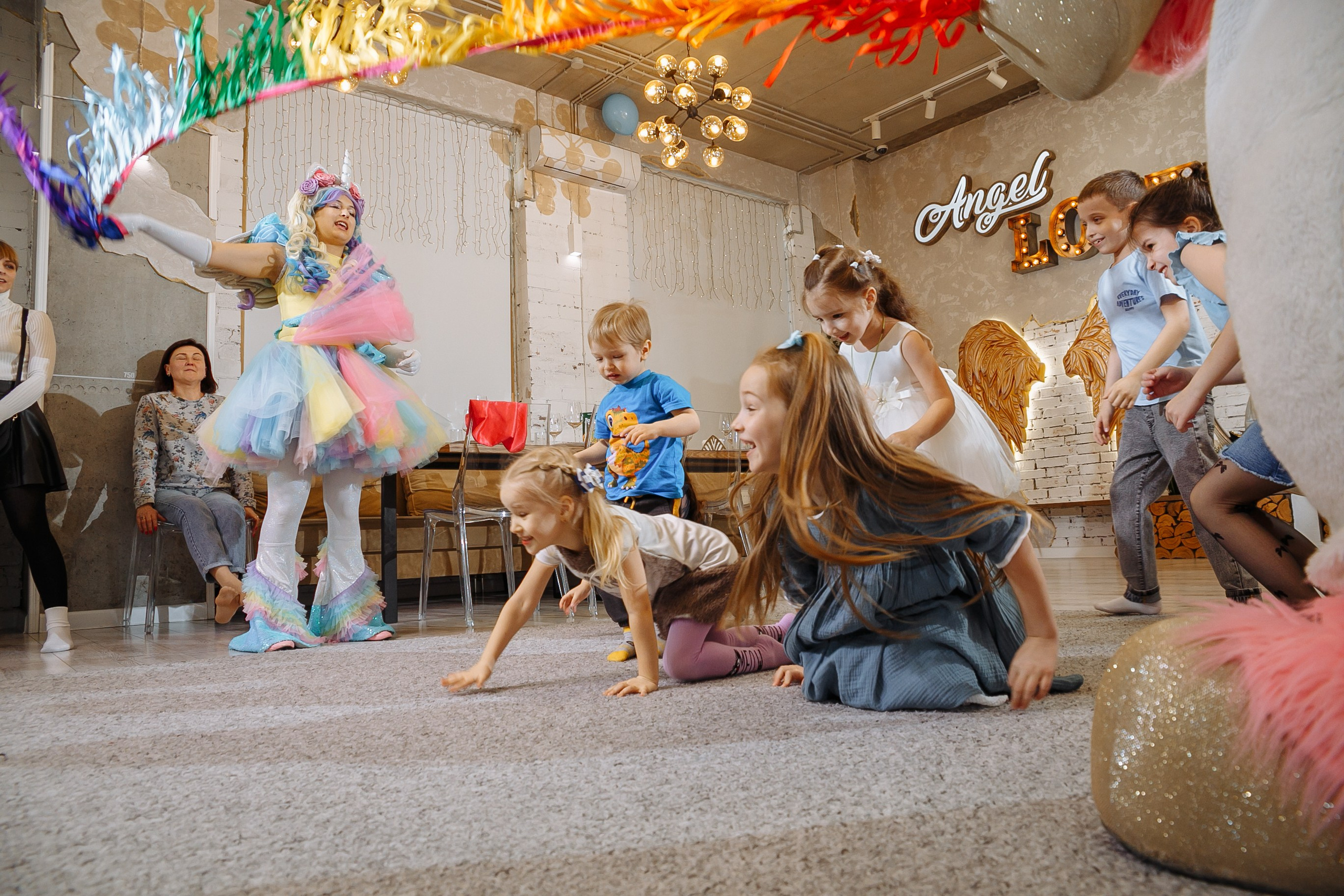 Насте 5 лет, дети играют в Ангел лофт. Событийный фотограф Максим Бескоровайновнов