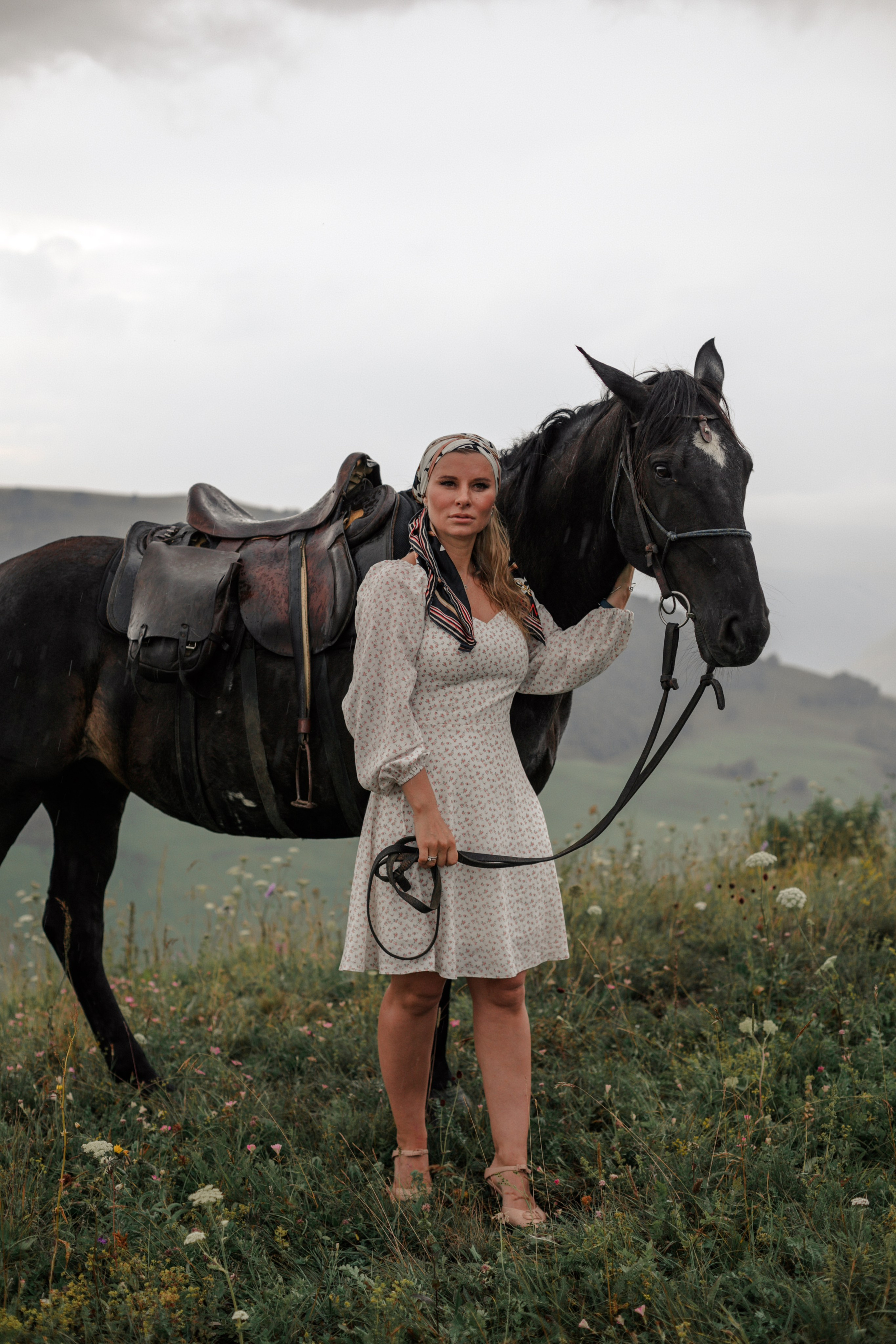 женская фотосессия с лошадьми в Берёзовском ущелье