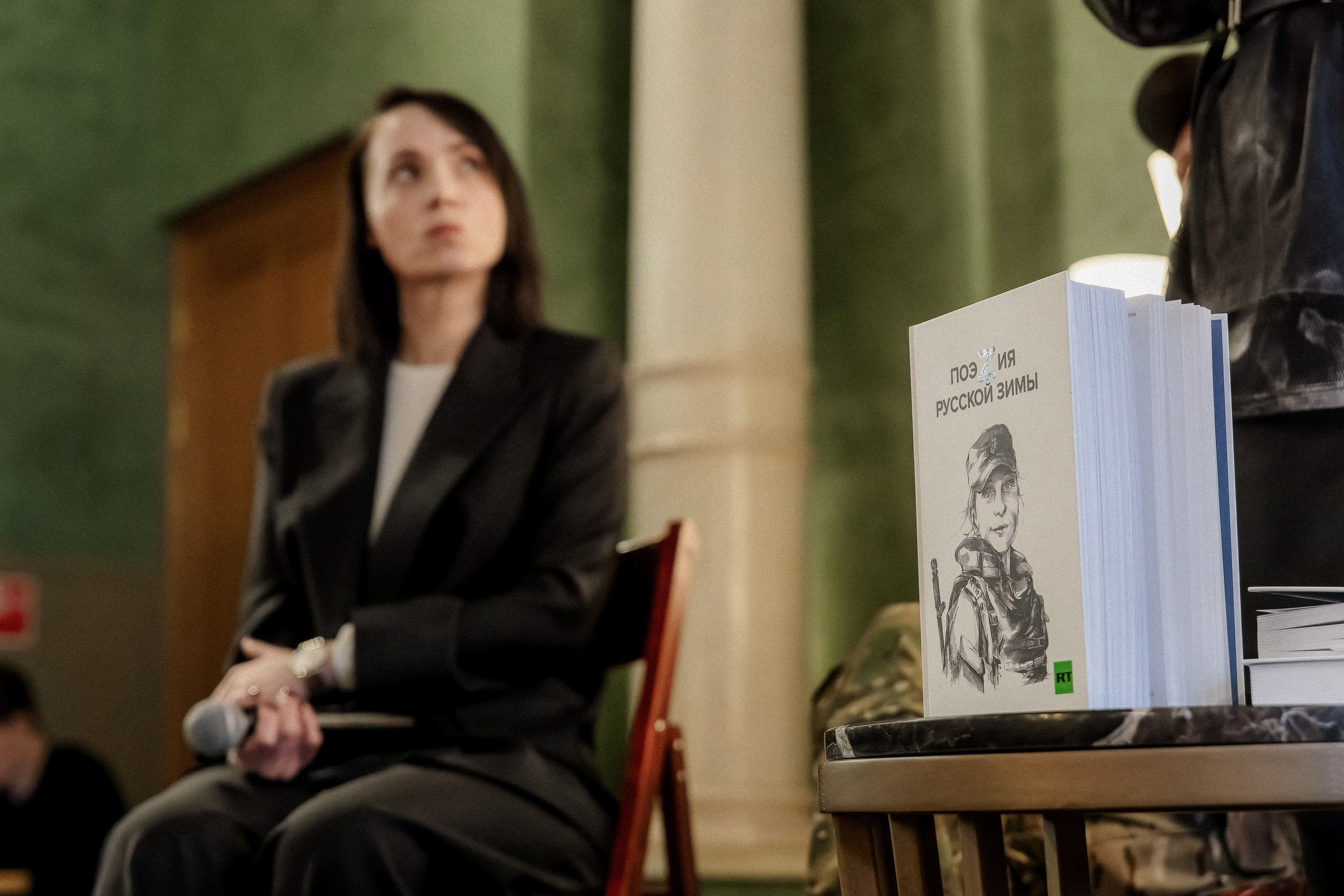 Фоторепортаж с презентации книги «ПоэZия русской зимы» в Доме книги. Репортажный фотограф Москва Сергей Мирошников