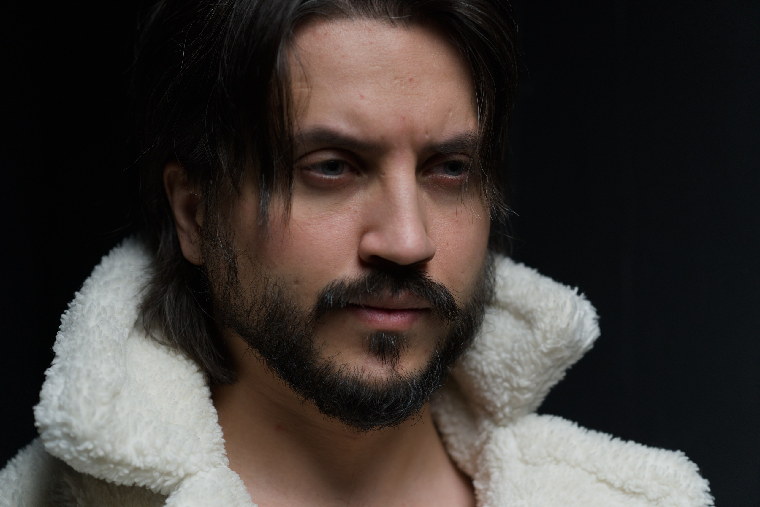 Мужской портрет в белой шубе. Мир глазами Саши Д