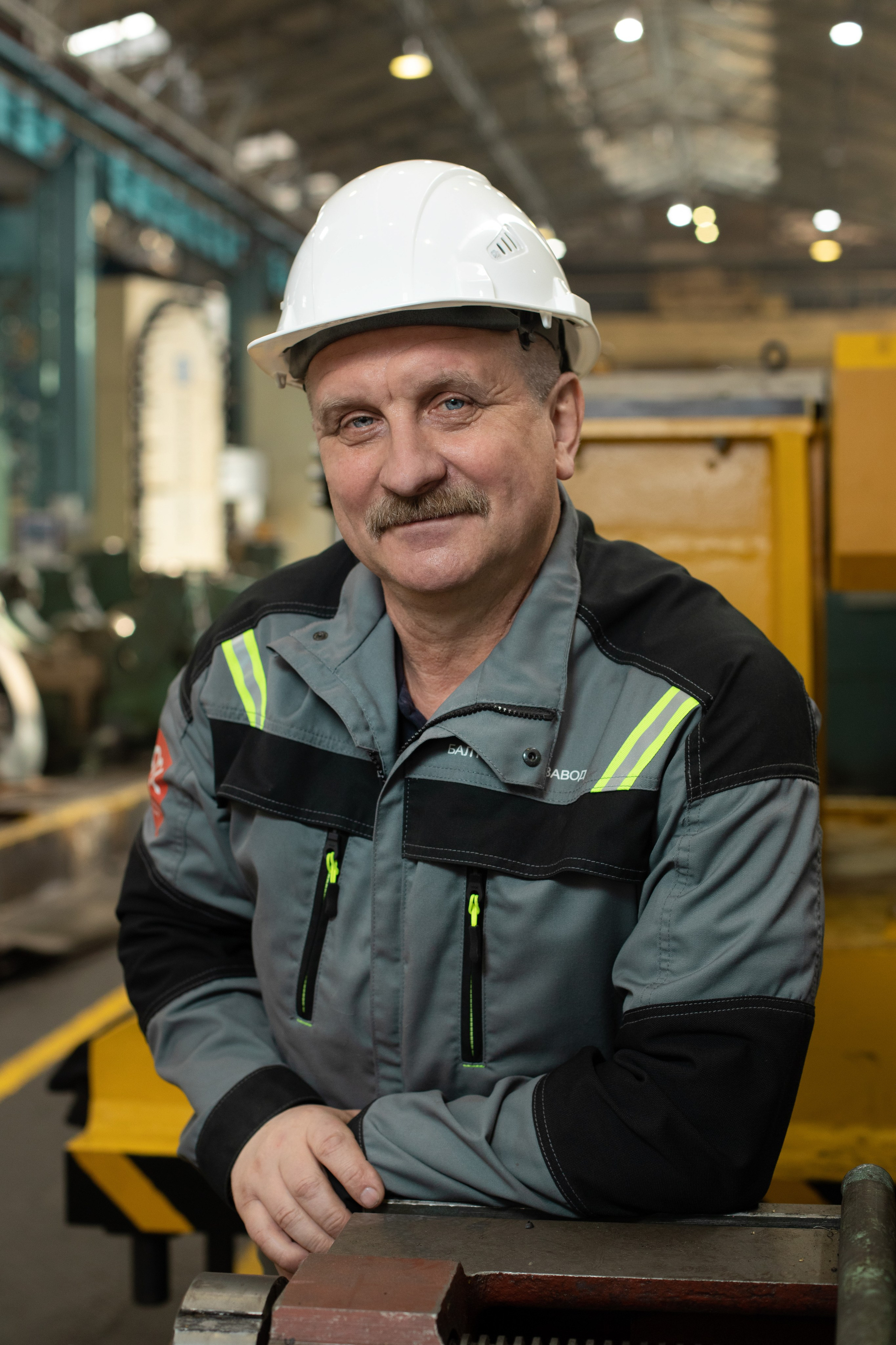 Сотрудник Балтийского завода на рабочем месте. Фотосъемка для ежегодного проекта Доска Почета.