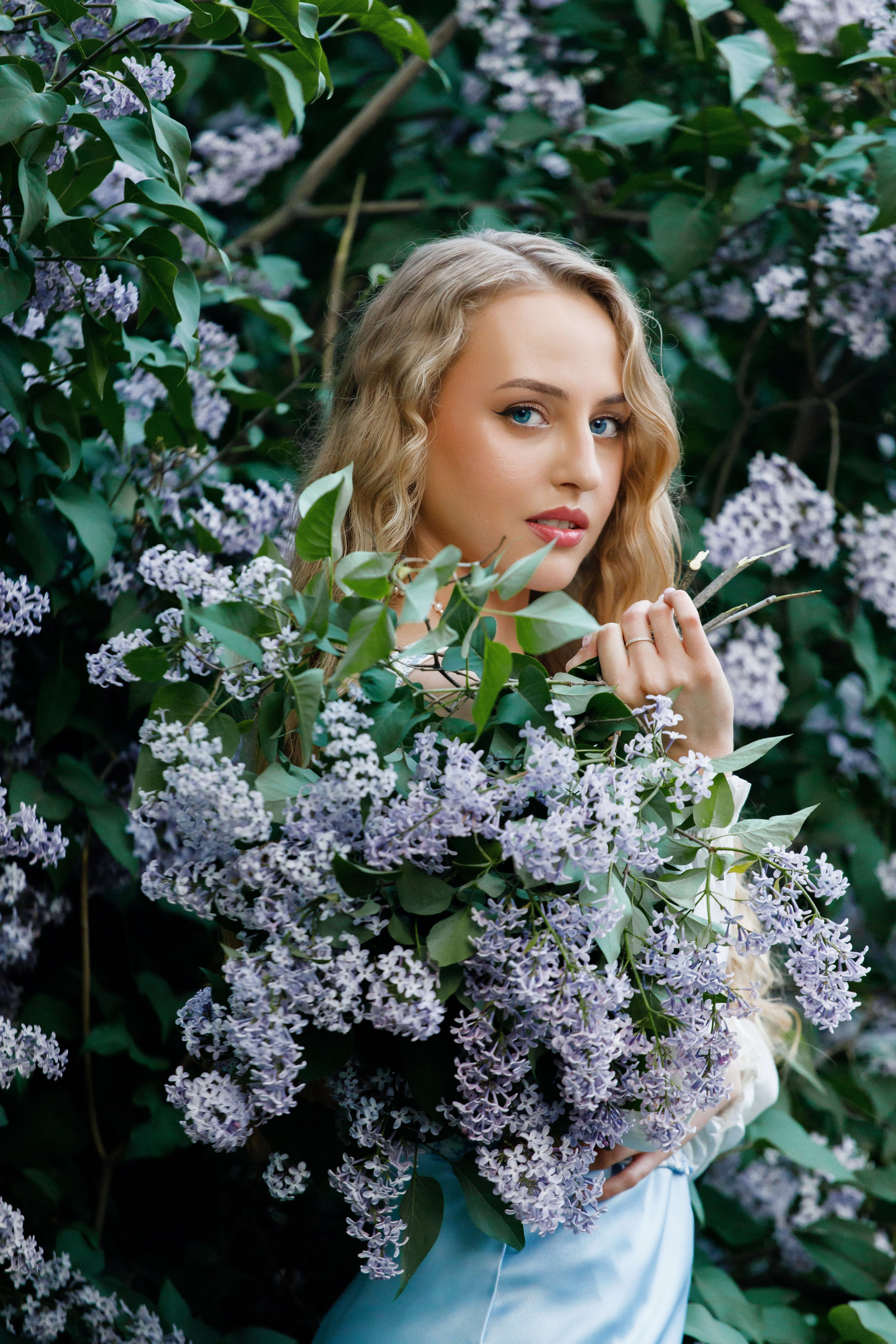 Фотосъемка в цветущей сирени. Модель Ангелина. Фотограф Яков Поспехов