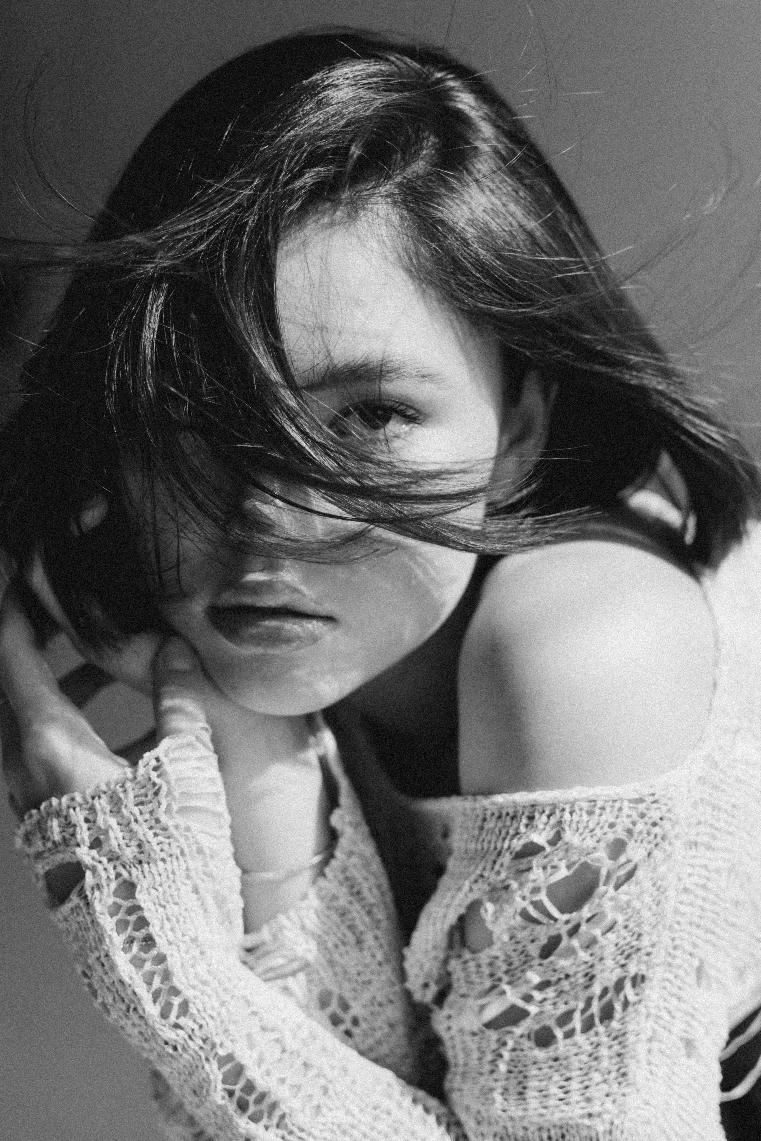 женская фотосессия в студии идеи — волосы развиваются