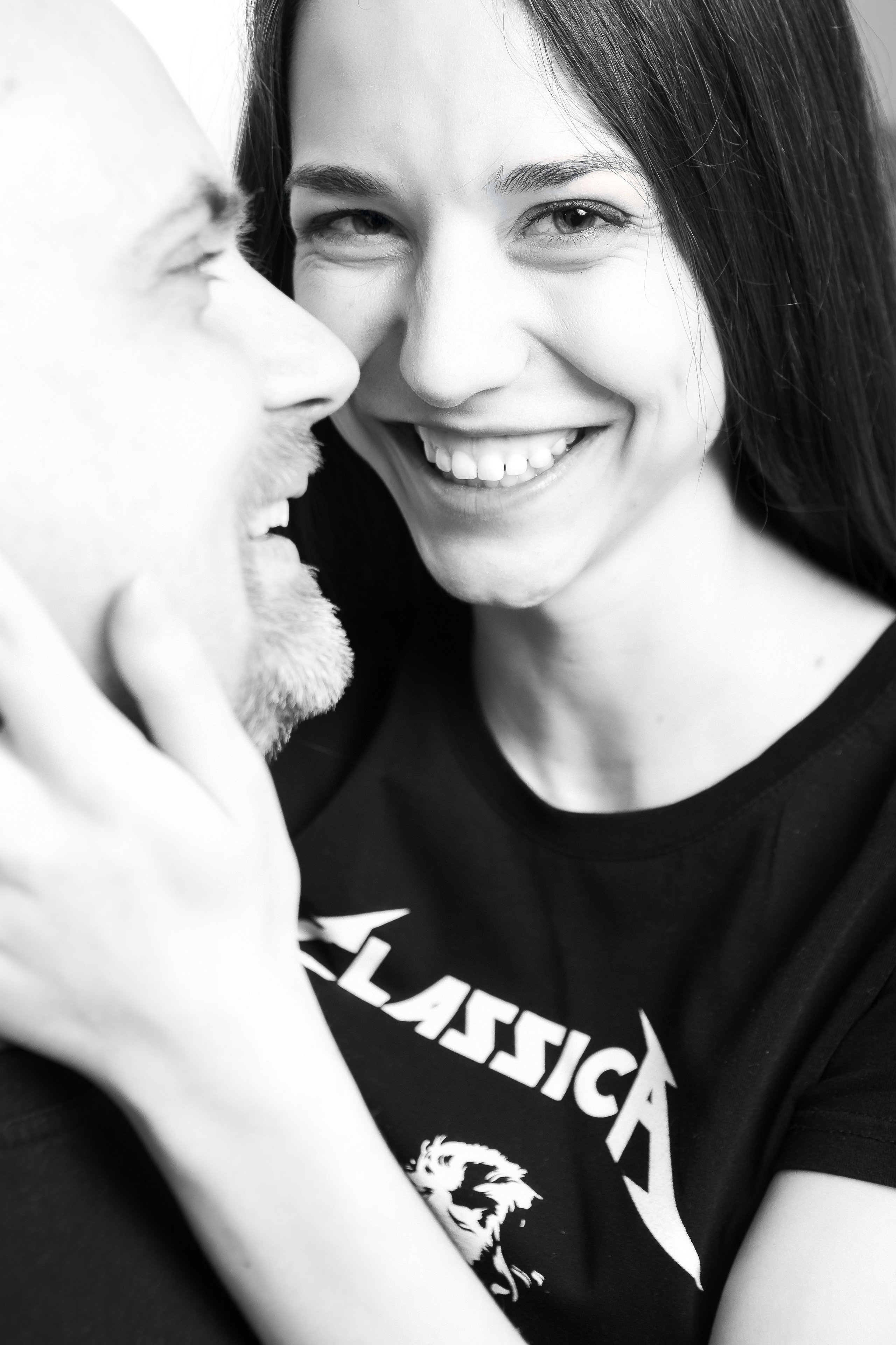 Фотосессия в студии для пары, черно-белая фотография, белый фон, чб, профессиональная фотосессия, студиная фотосессия, фотограф в москве, лавстори, семеная фотосессия, минимализм.