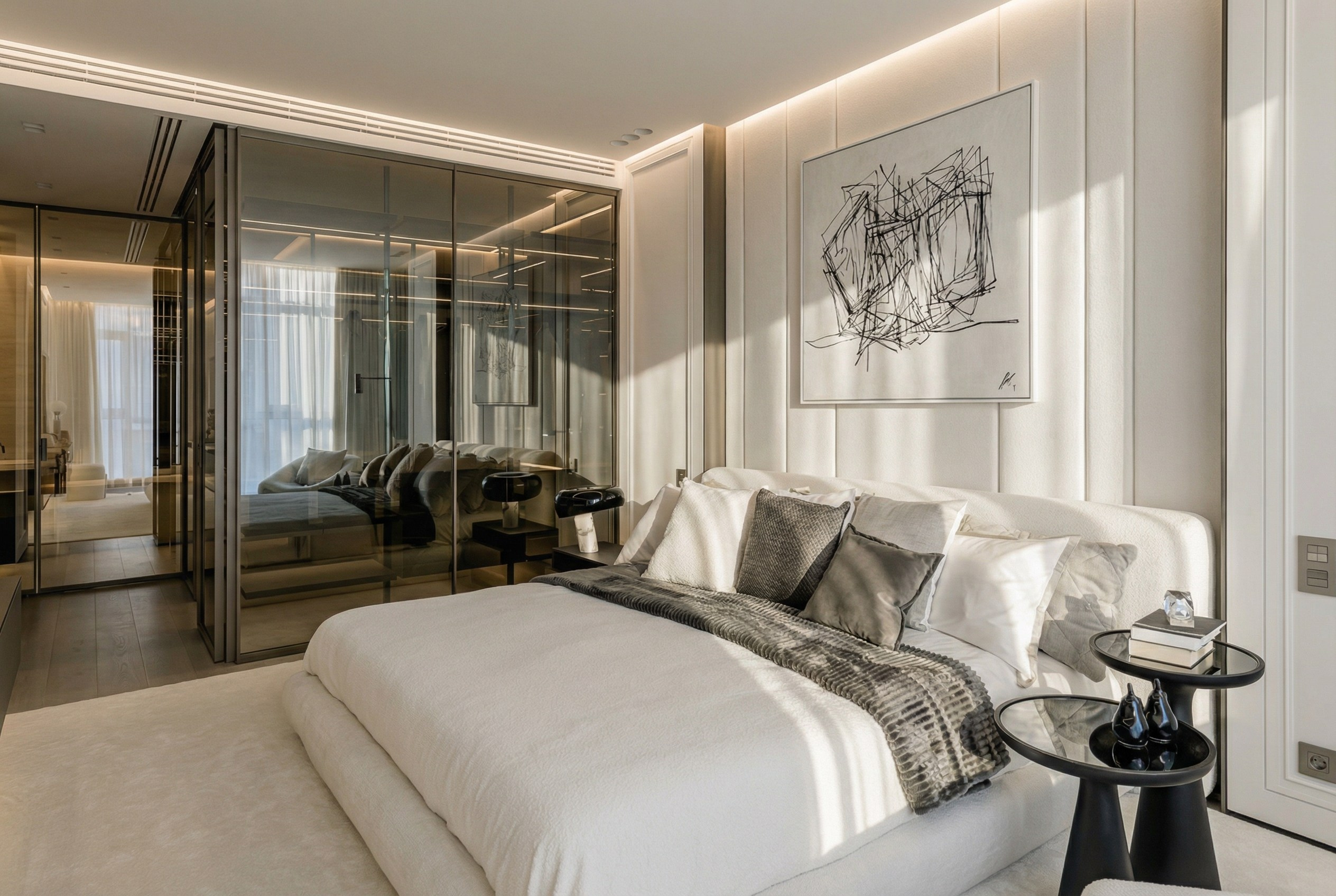 Интерьер спальни 110 м² от Валерии Котович: стеклянная гардеробная перегородка, мягкая кровать в светлых тонах, стеновые панели и прикроватные столики в эстетике тихой роскоши.