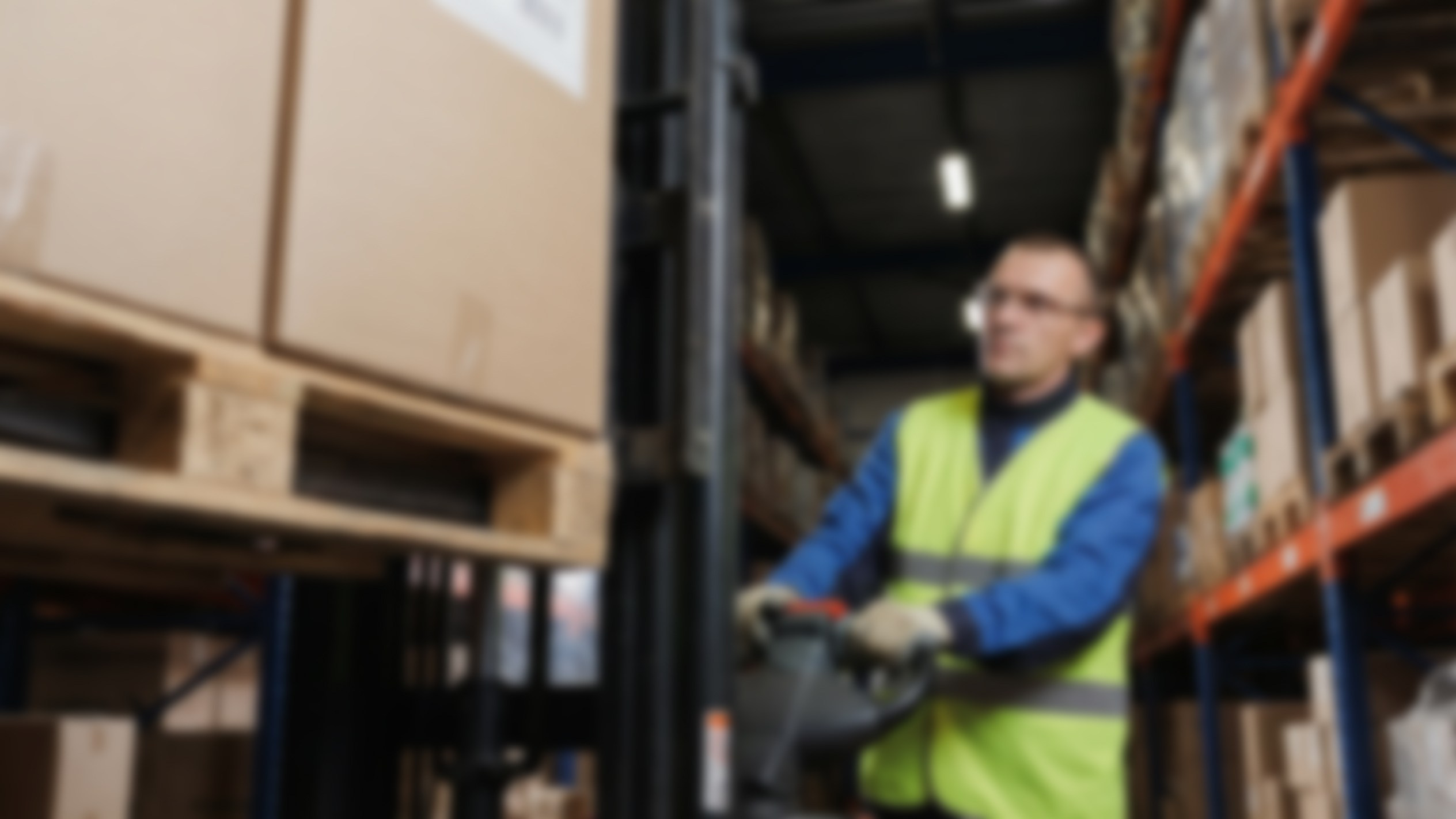 Кейс: съемка для транспортной компании — портреты и работа на складе. Фотограф Василий Жуков | Портретная и бизнес-съемка в Москве под ключ