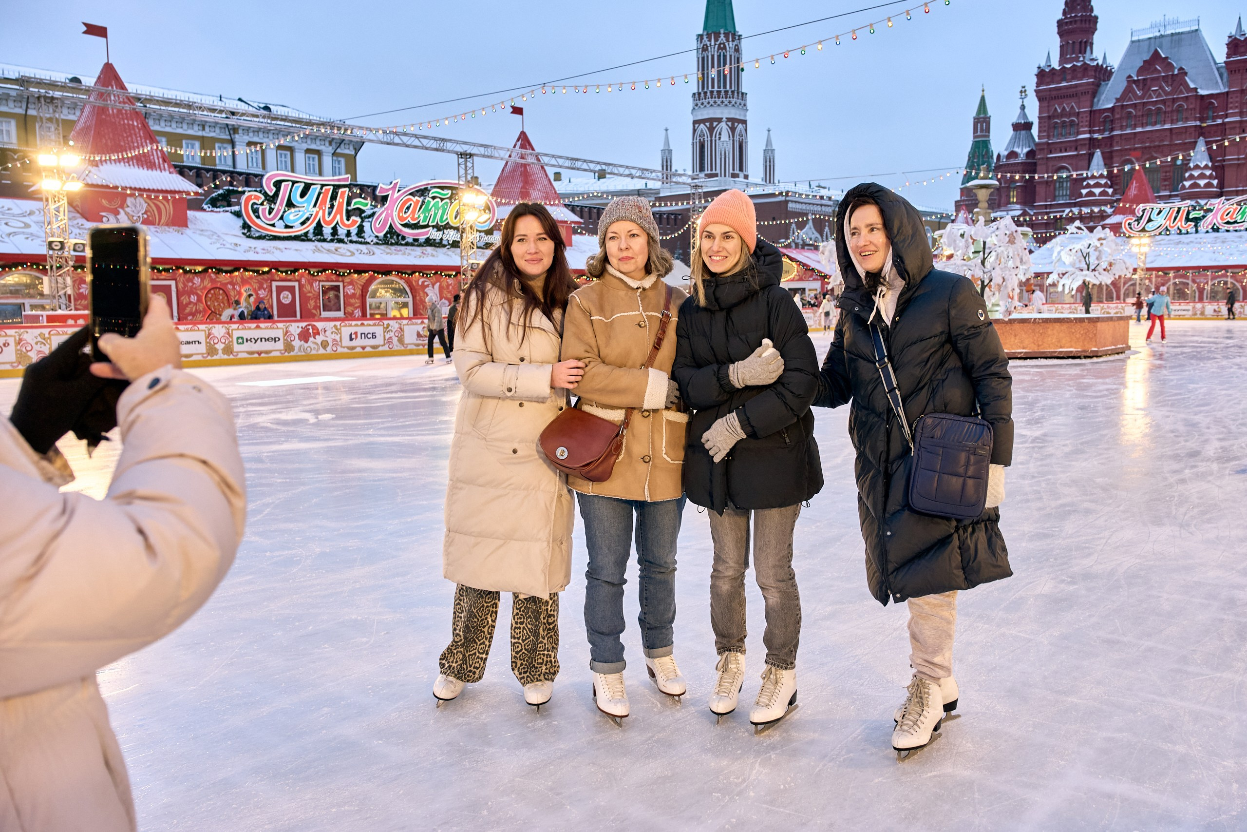 Корпоратив Avon на катке ГУМ. Контент-фотограф в Москве Тима Забабурин