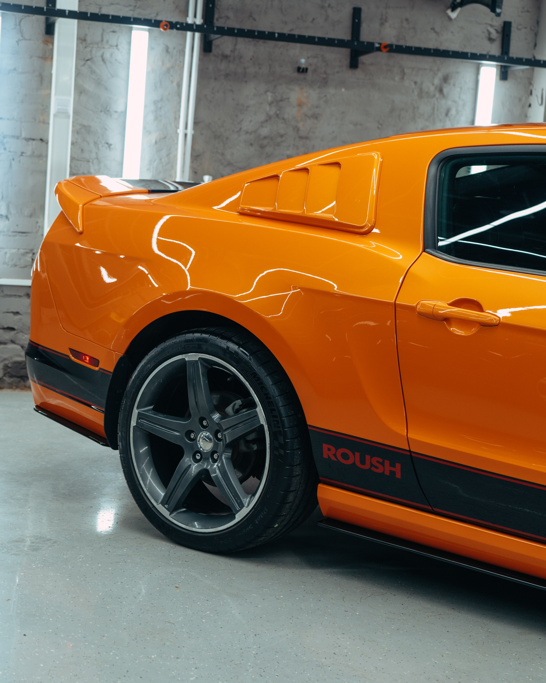 Ford Mustang Roush оранжевый окрас кузова и выкрас полос. DeLorein