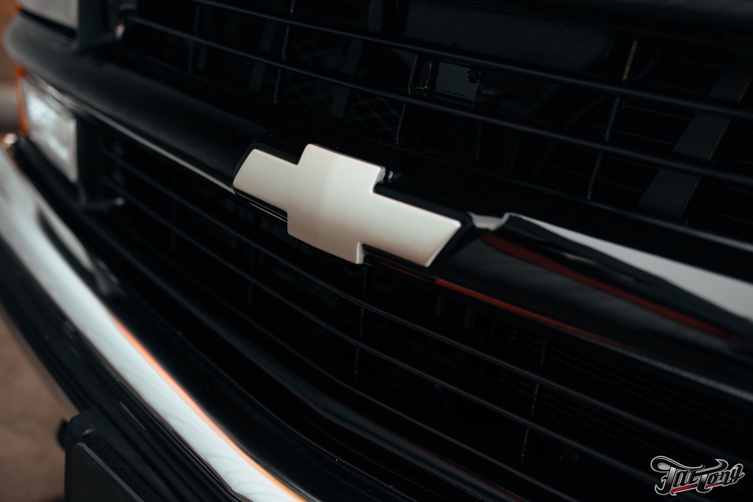 Chevrolet Tahoe I ремонт по кузову и окрас, пошив салона. DeLorein