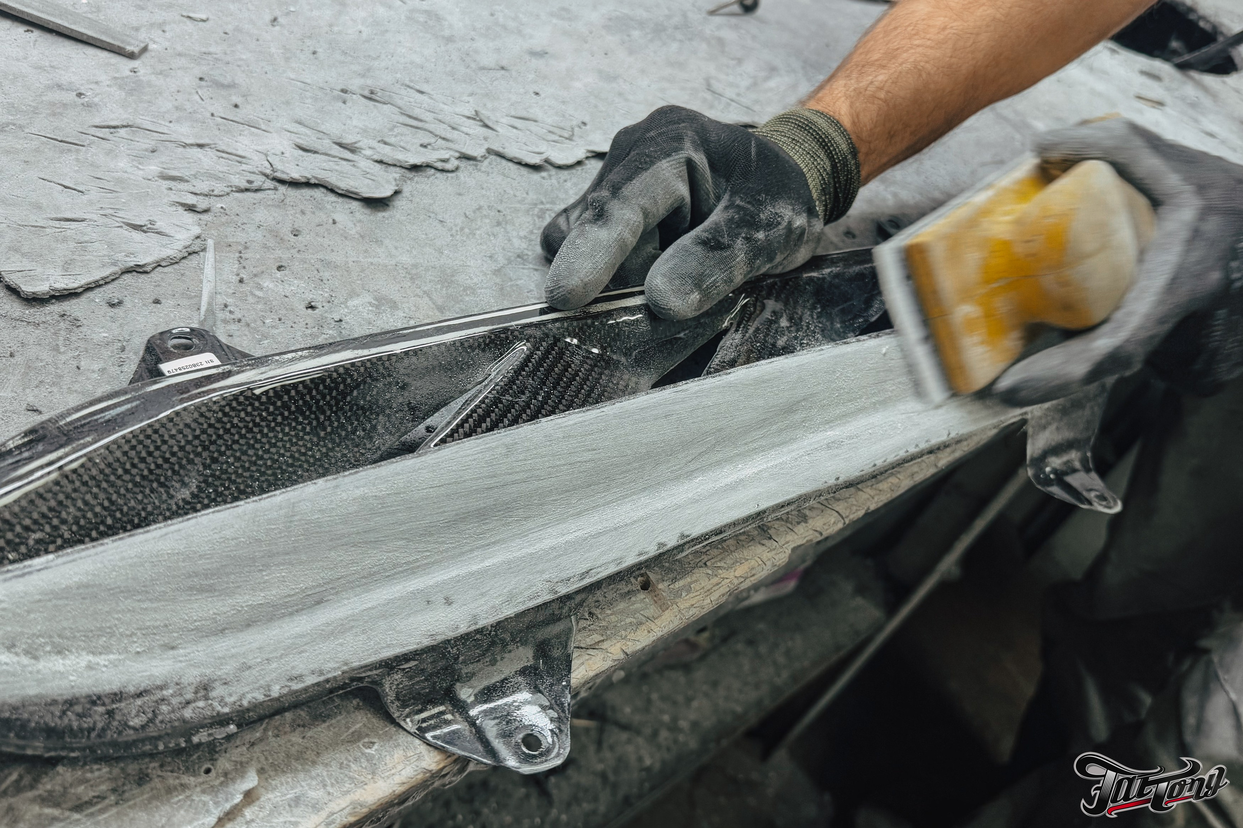 Lamborghini Urus ламинация карбоном вставок в капот, спойлеров, крышки багажника и зеркал. DeLorein