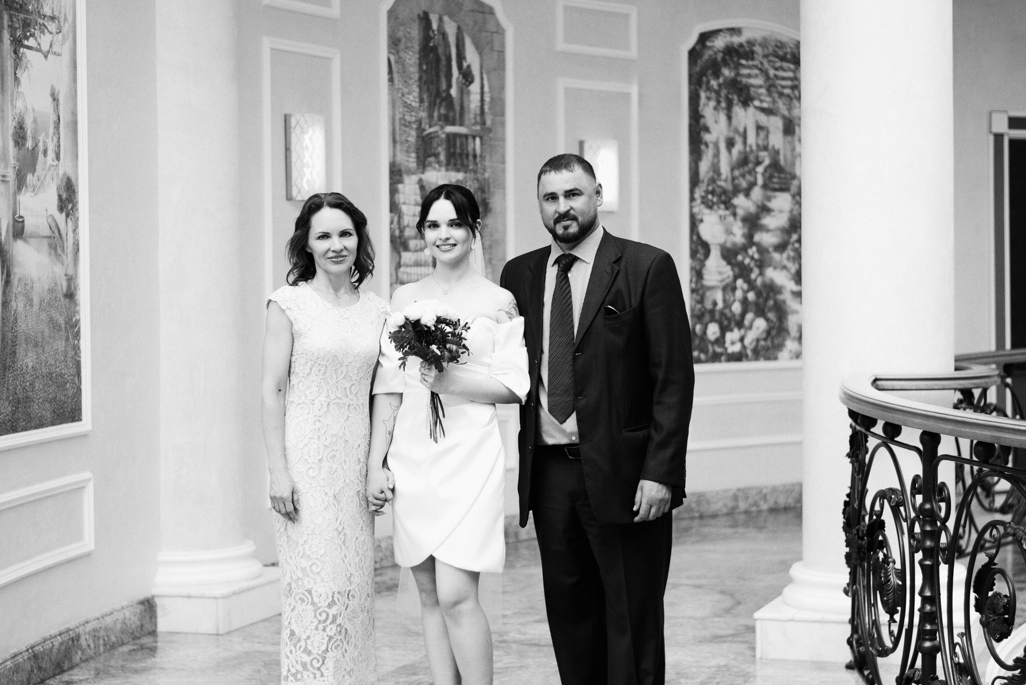 Свадебный фотограф Тюмень — Роман и Ксения: фотосессия с гостями и прогулка в парке. Портретный фотограф Тюмень Дарья Мустафина