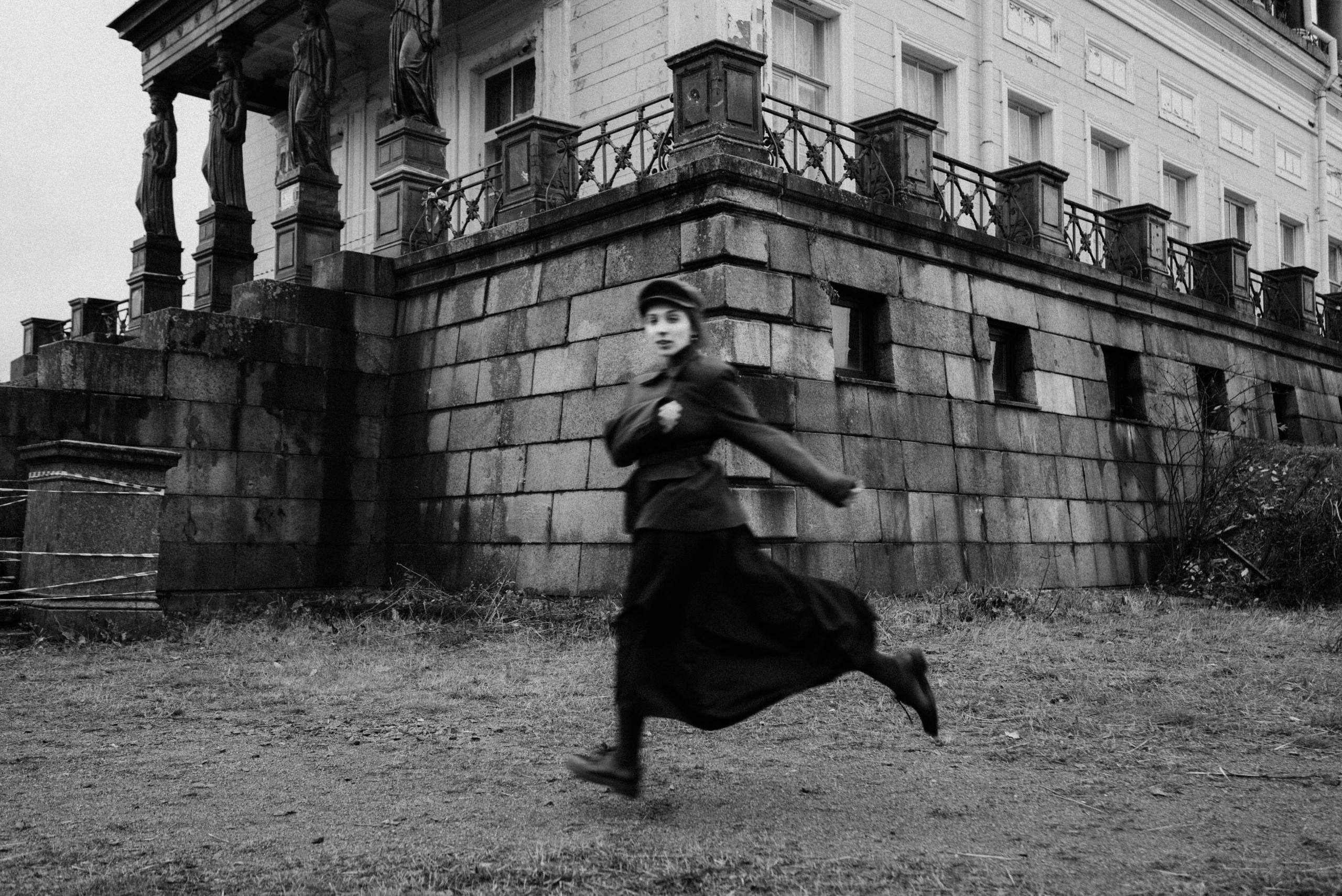 девушка бежит