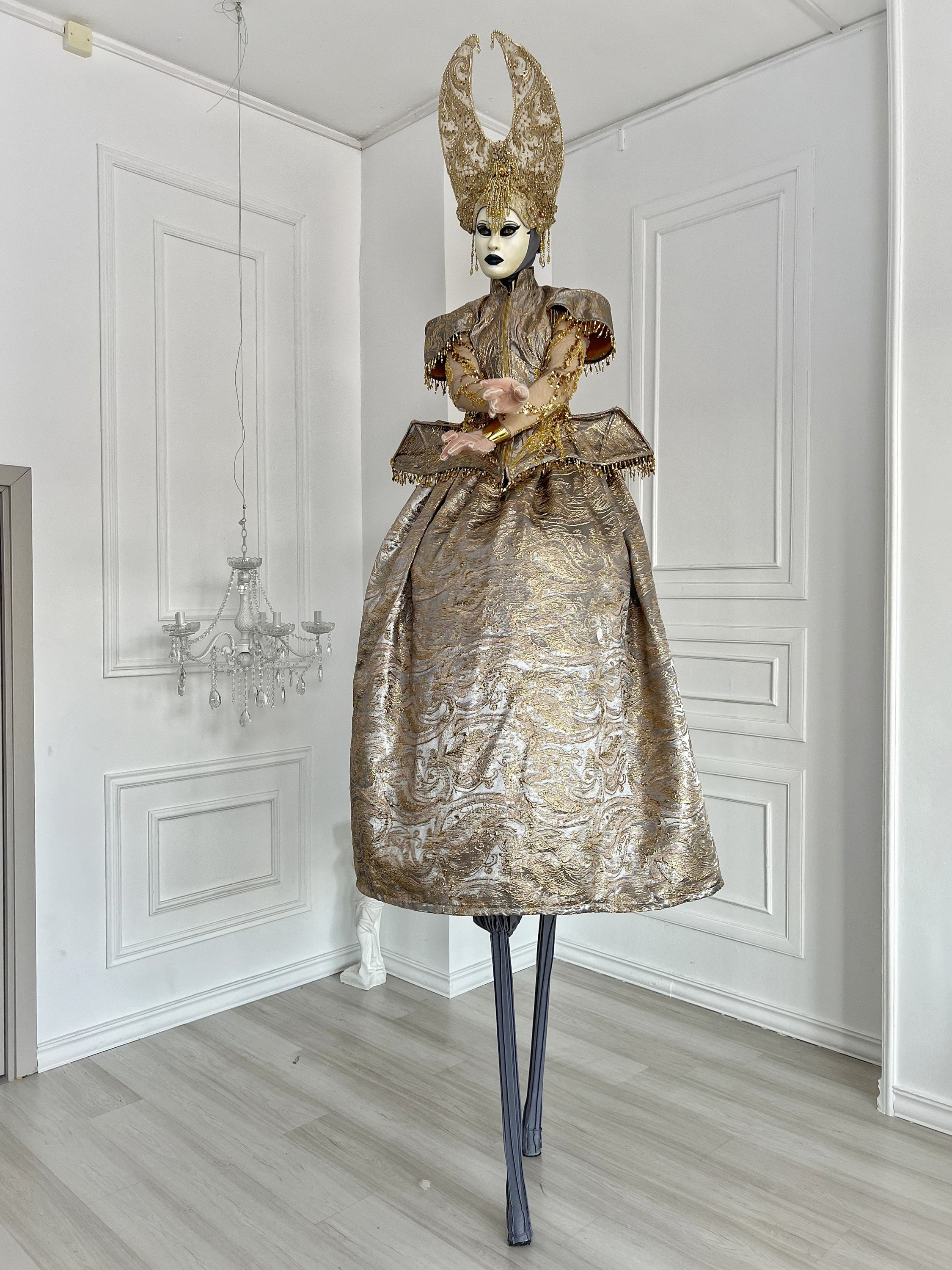 Валькирия золотая на ходулях. Мимы и Ходулисты на встречу гостей. Москва