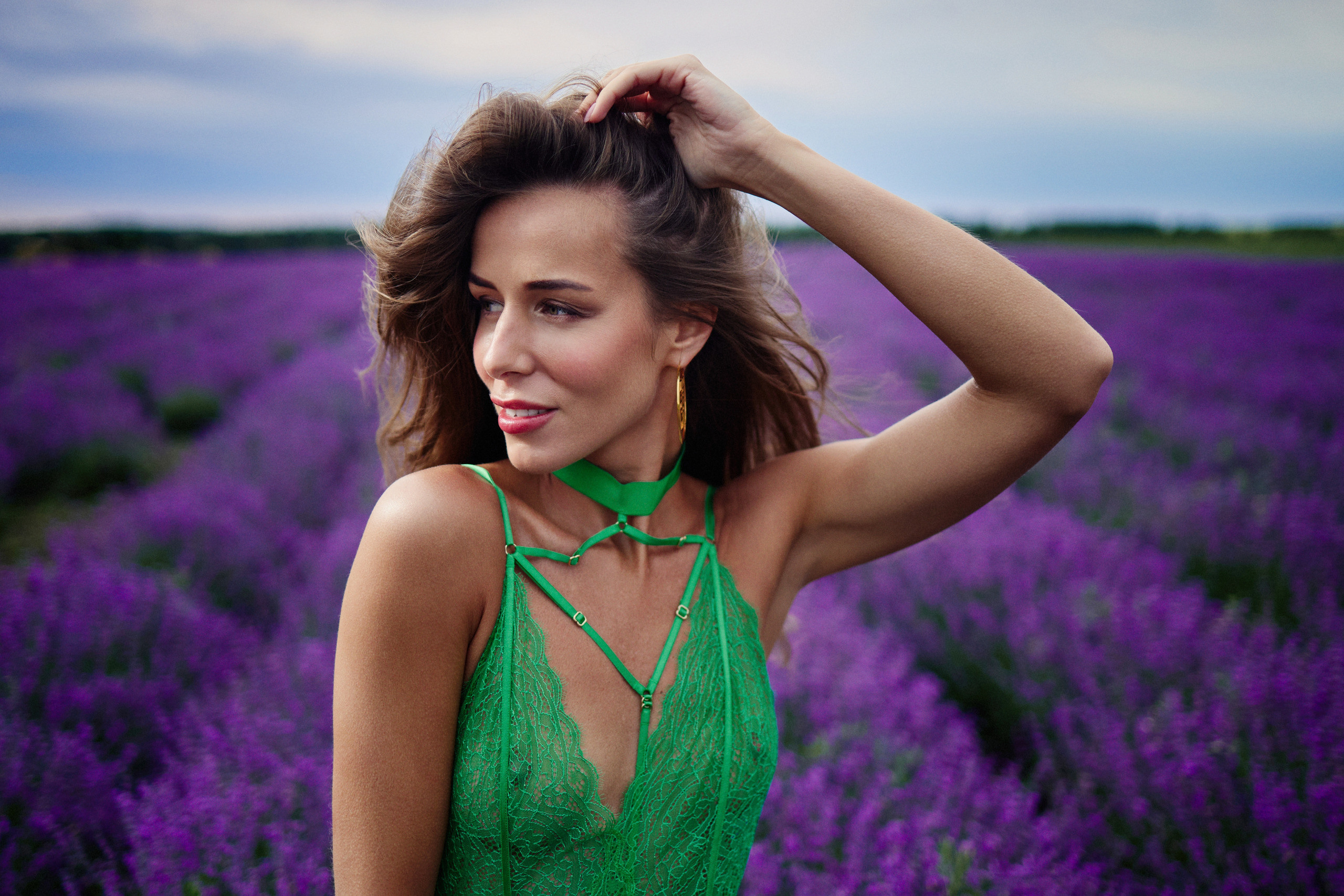 Портрет сексуальная девушки в зеленом боди в лавандовом поле