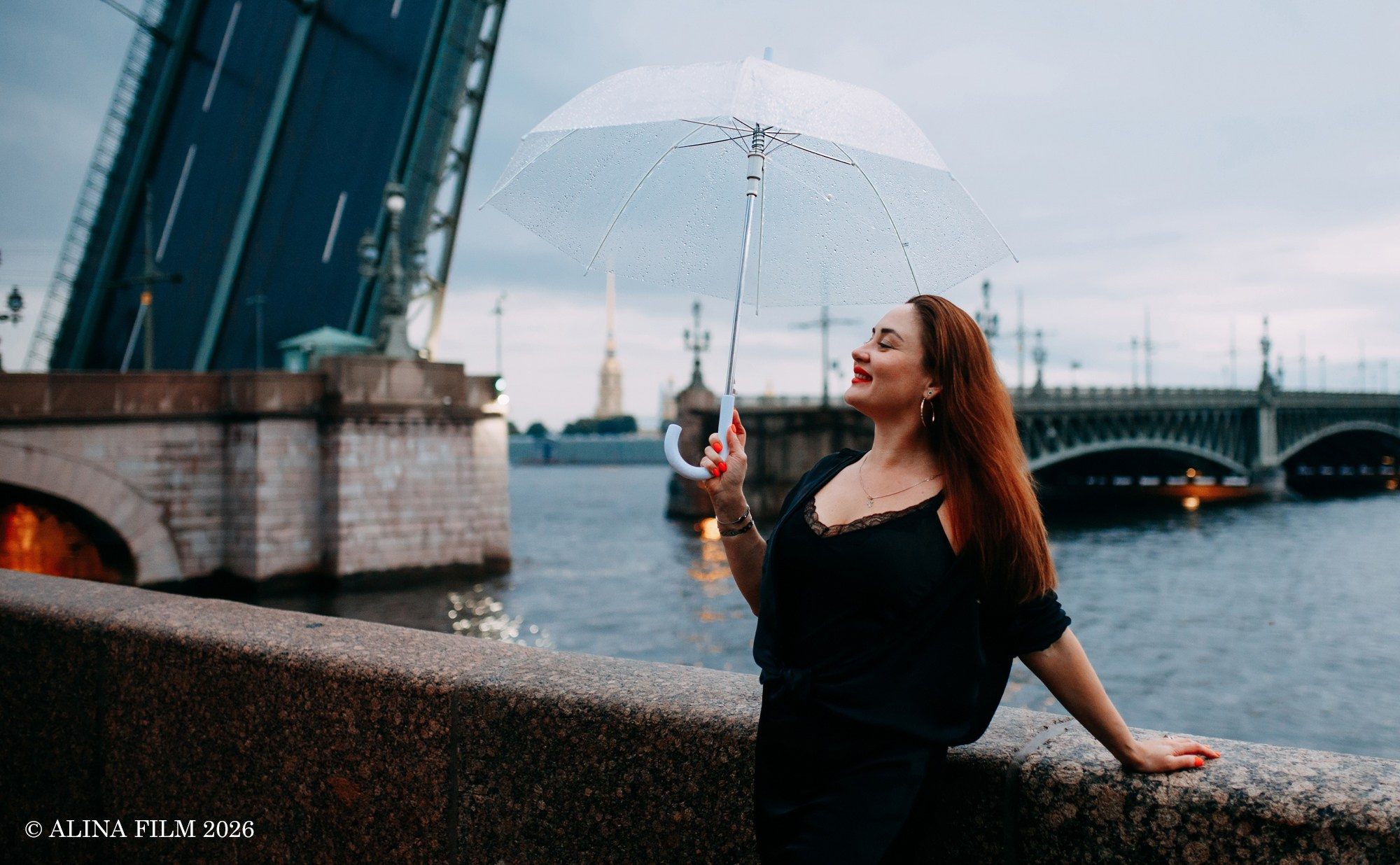 Фотосессия в дождь на разведенных мостах. Фотограф в Санкт-Петербурге Alina Film