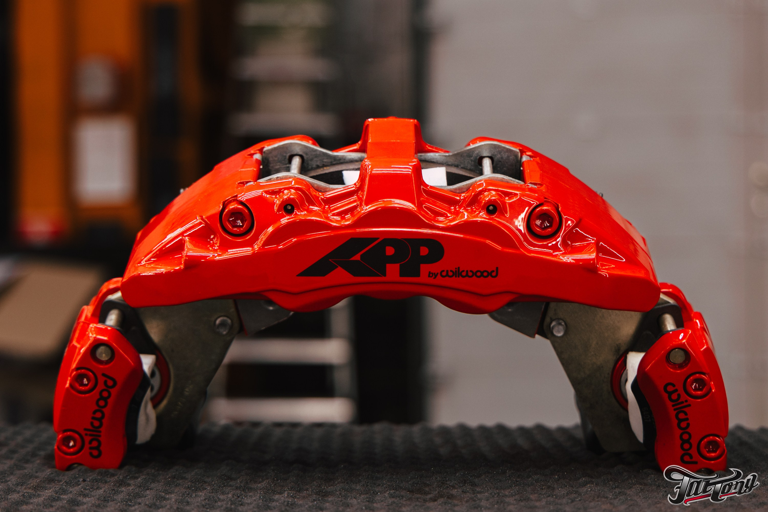 Суппорта Wilwood окрас в красный с нанесением логотипа. DeLorein