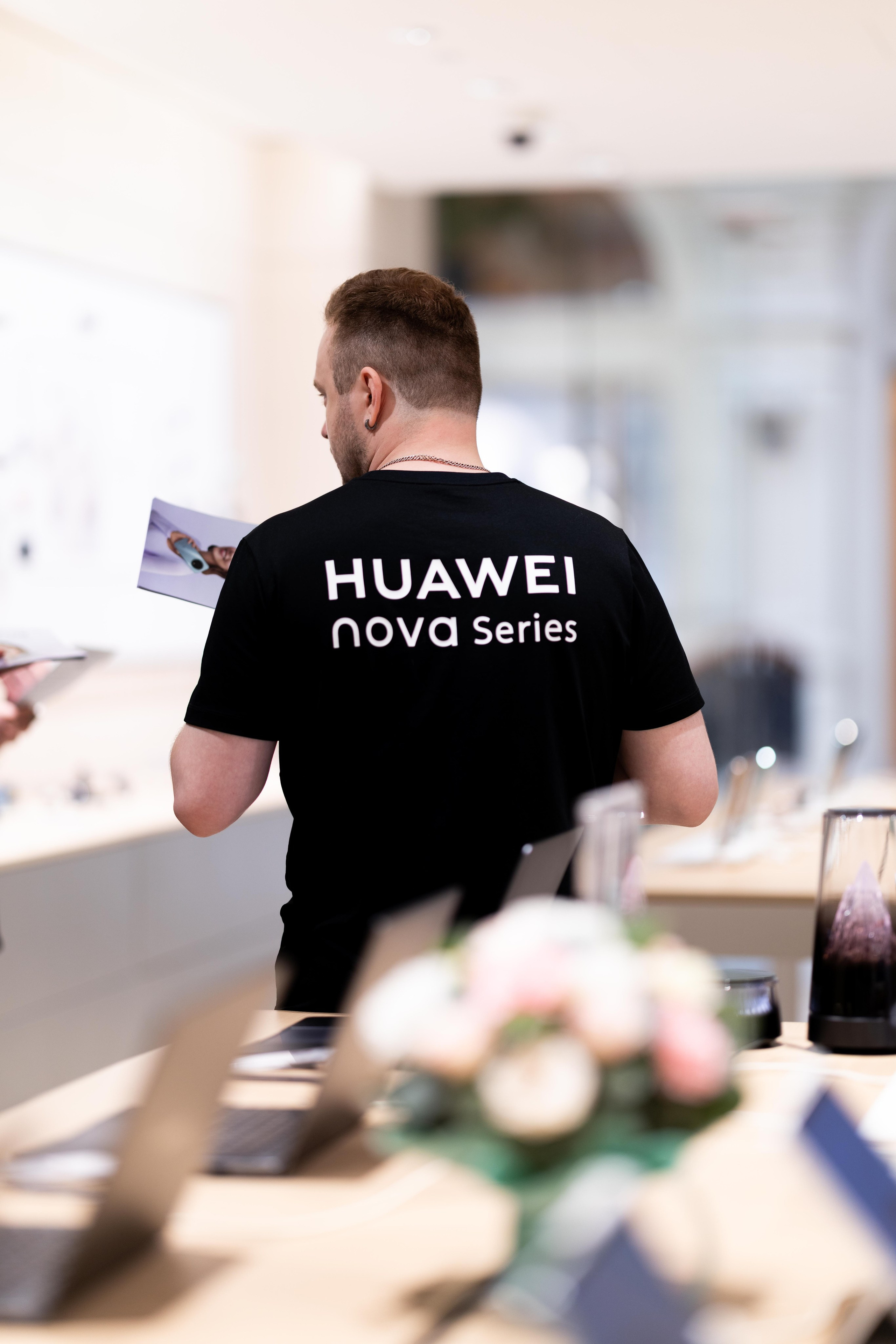 Презентация Huawei nova 15 pro. Профессиональный репортажный фотограф