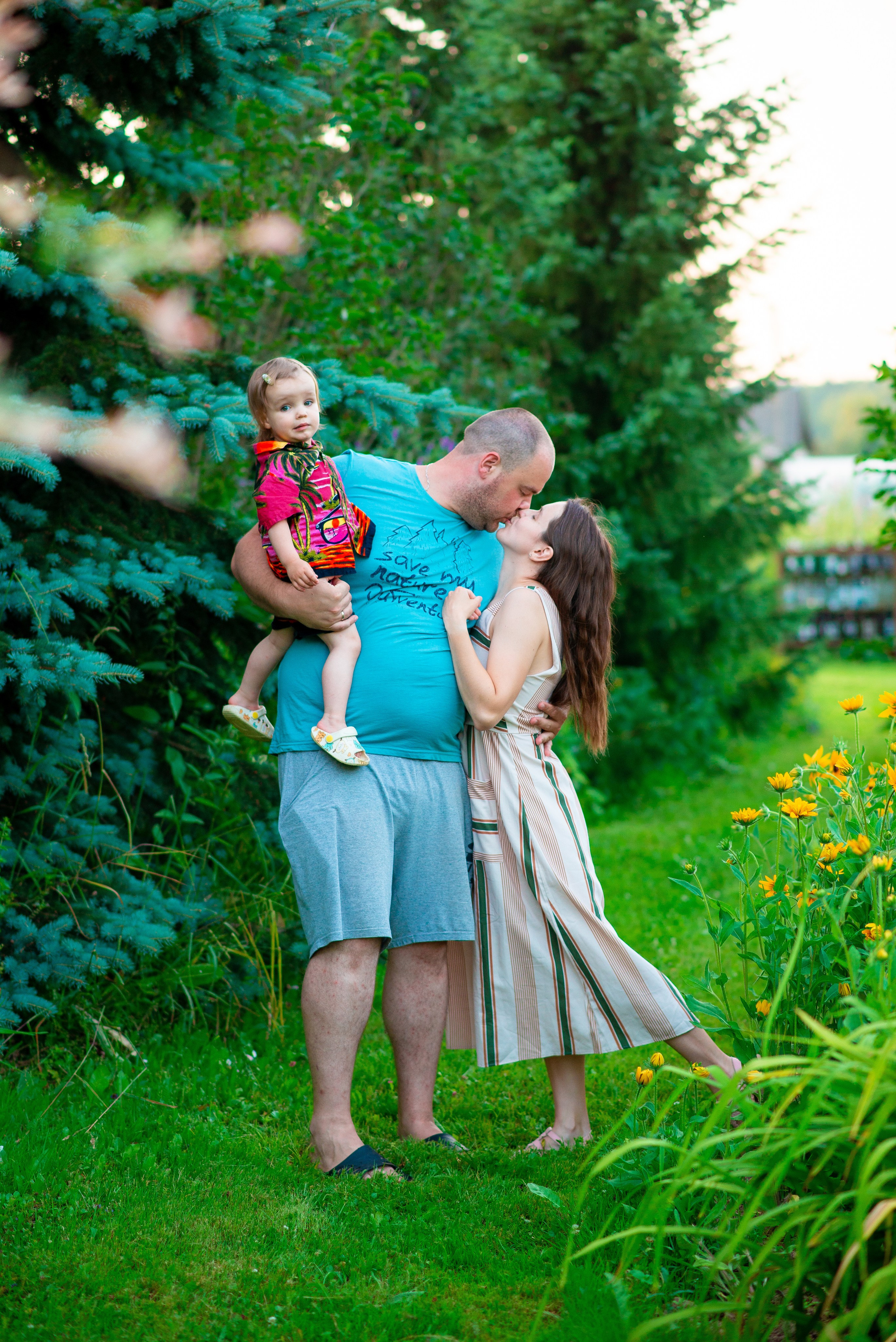 Вероника с семьей в ромашках. Семейный фотограф на выписку из роддома и крещение Минск Настя Гришук