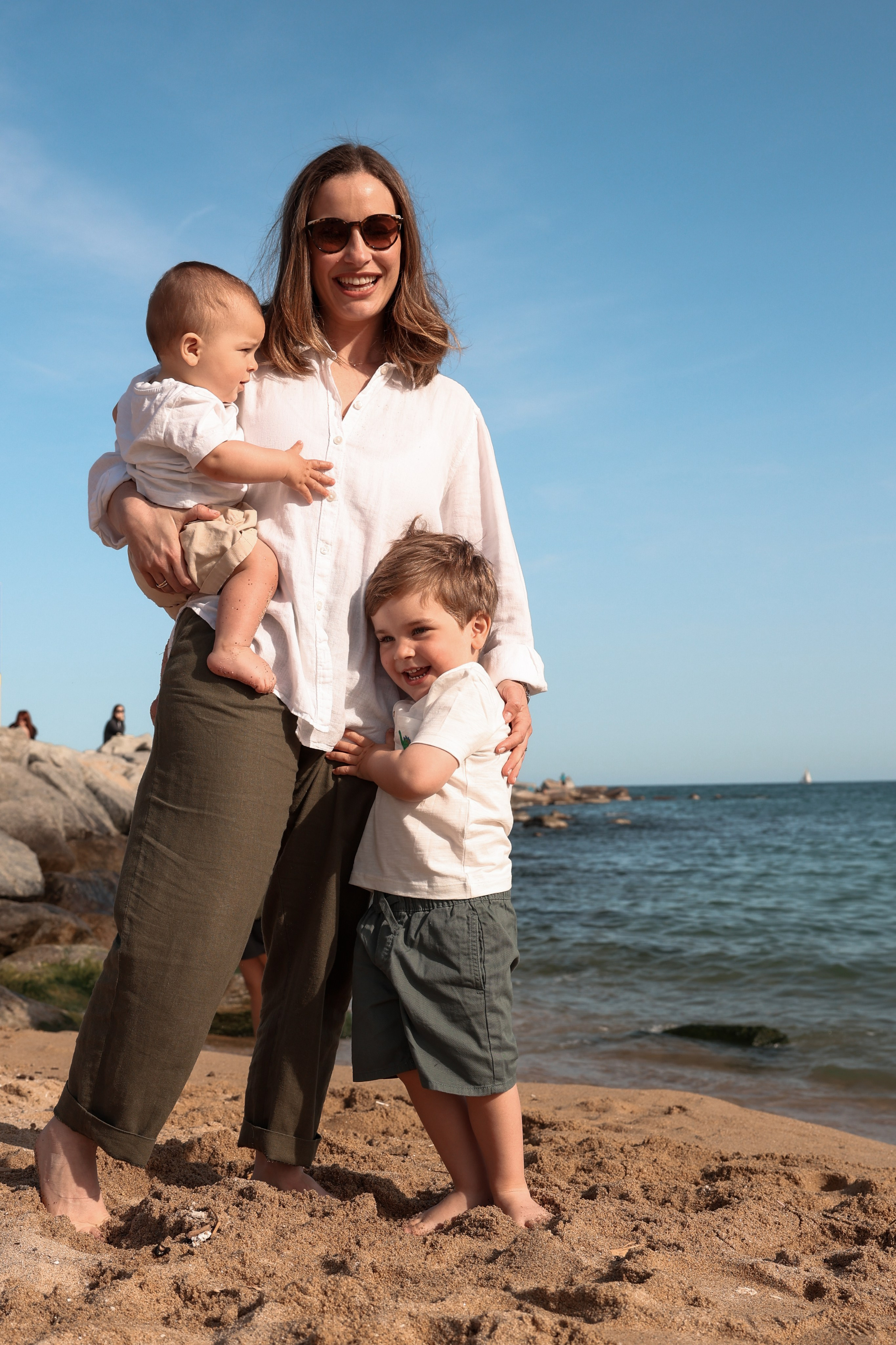 Family pizza at the sea. Natalia Zhuravleva|family, newborn, maternity photographer in Barcelona