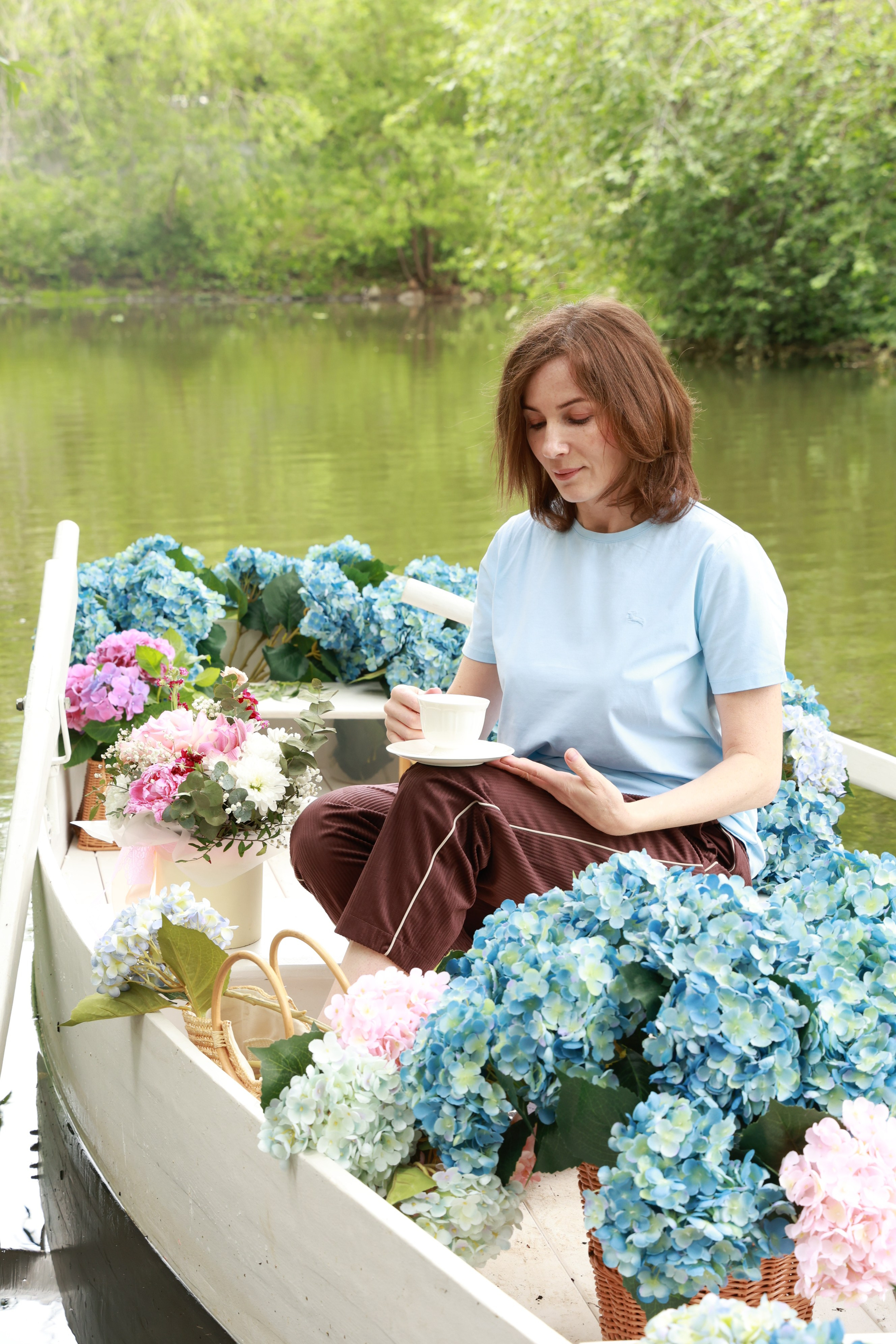 Фотосессия в лодке, лодка, озеро, платье, книга, шляпа, зонт, перчатки, весла, лето. Свадебный, семейный, женский и детский фотограф из Екатеринбурга