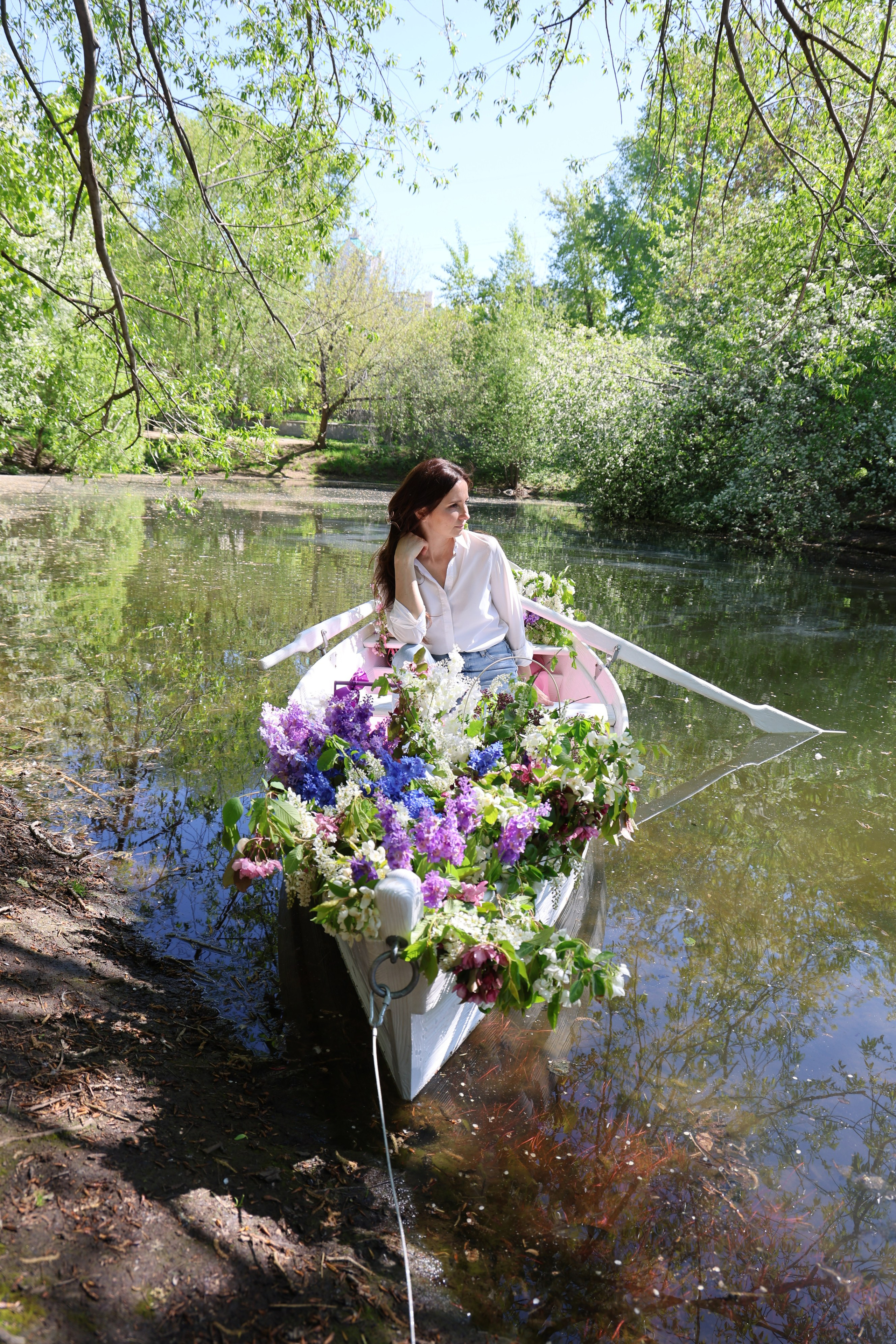 Фотосессия в лодке, лодка, озеро, платье, книга, шляпа, зонт, перчатки, весла, лето. Свадебный, семейный, женский и детский фотограф из Екатеринбурга