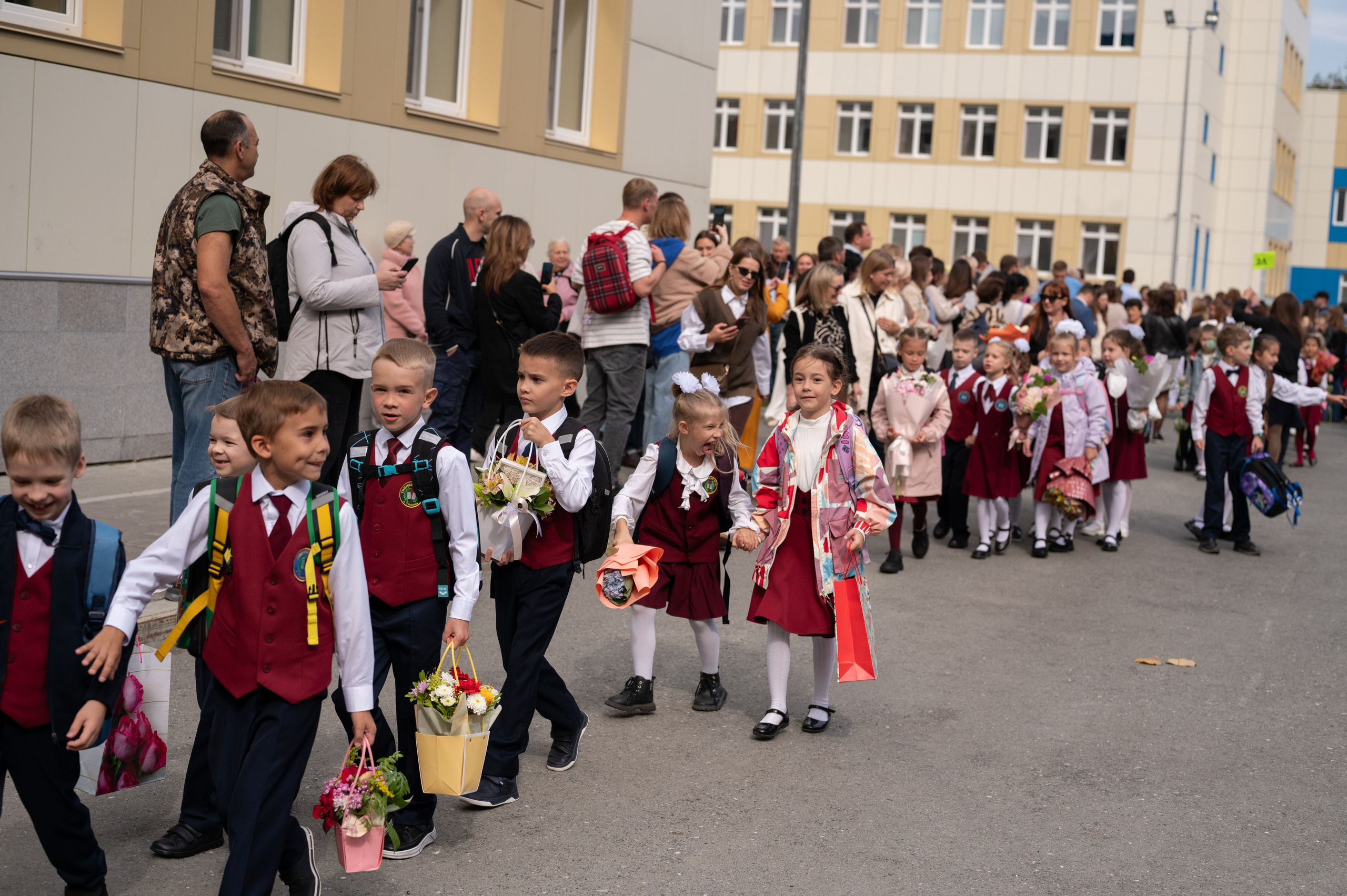 1 сентября 16 гимназия 2 класс (линейка + в классе+ на улице). Фотограф новорожденных, семейный детский в Тюмени Татьяна Морозова