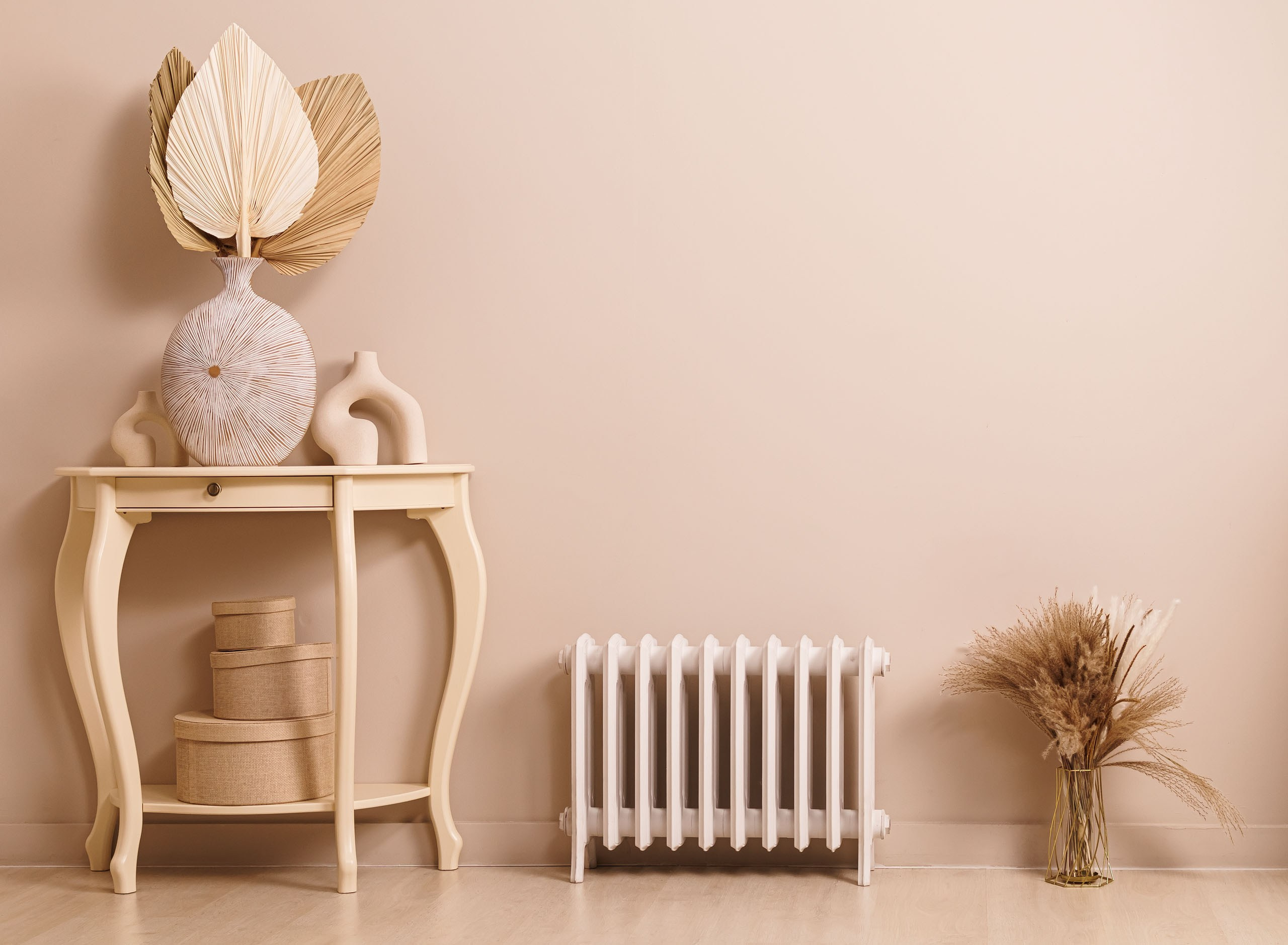 Предметные фотографии дизайнерских радиаторов отопления в стиле ретро