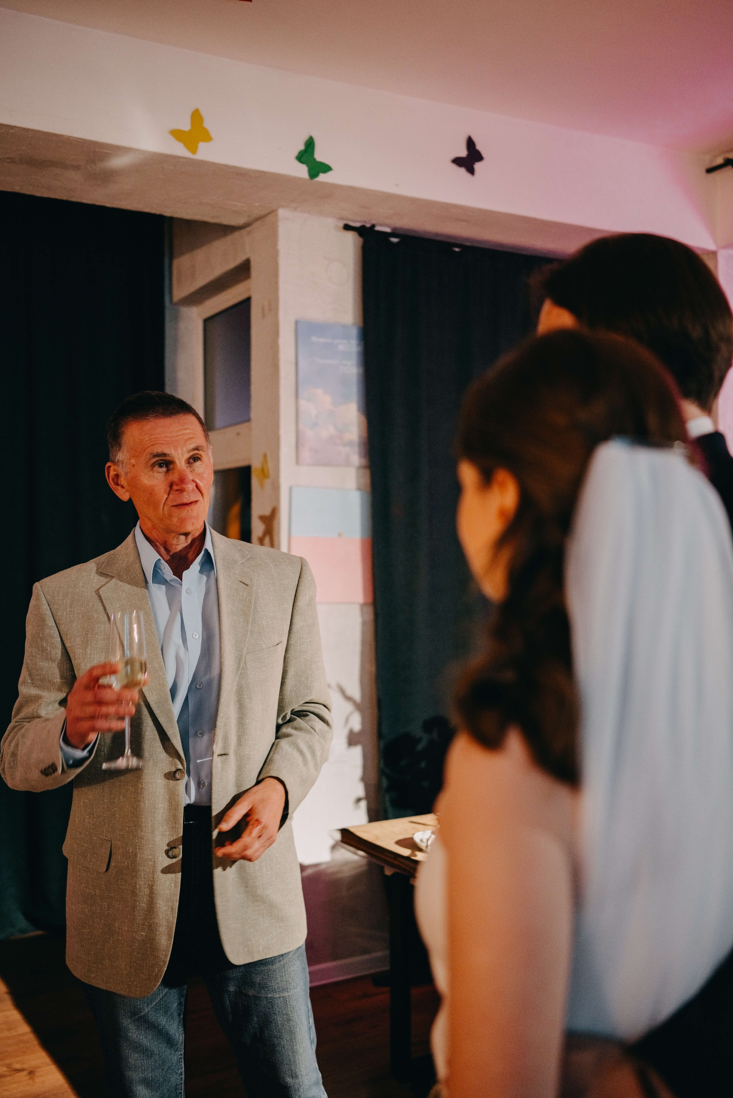 Годовщина свадьбы в кафе. Портретный и свадебный фотограф в Тбилиси • xeniqo