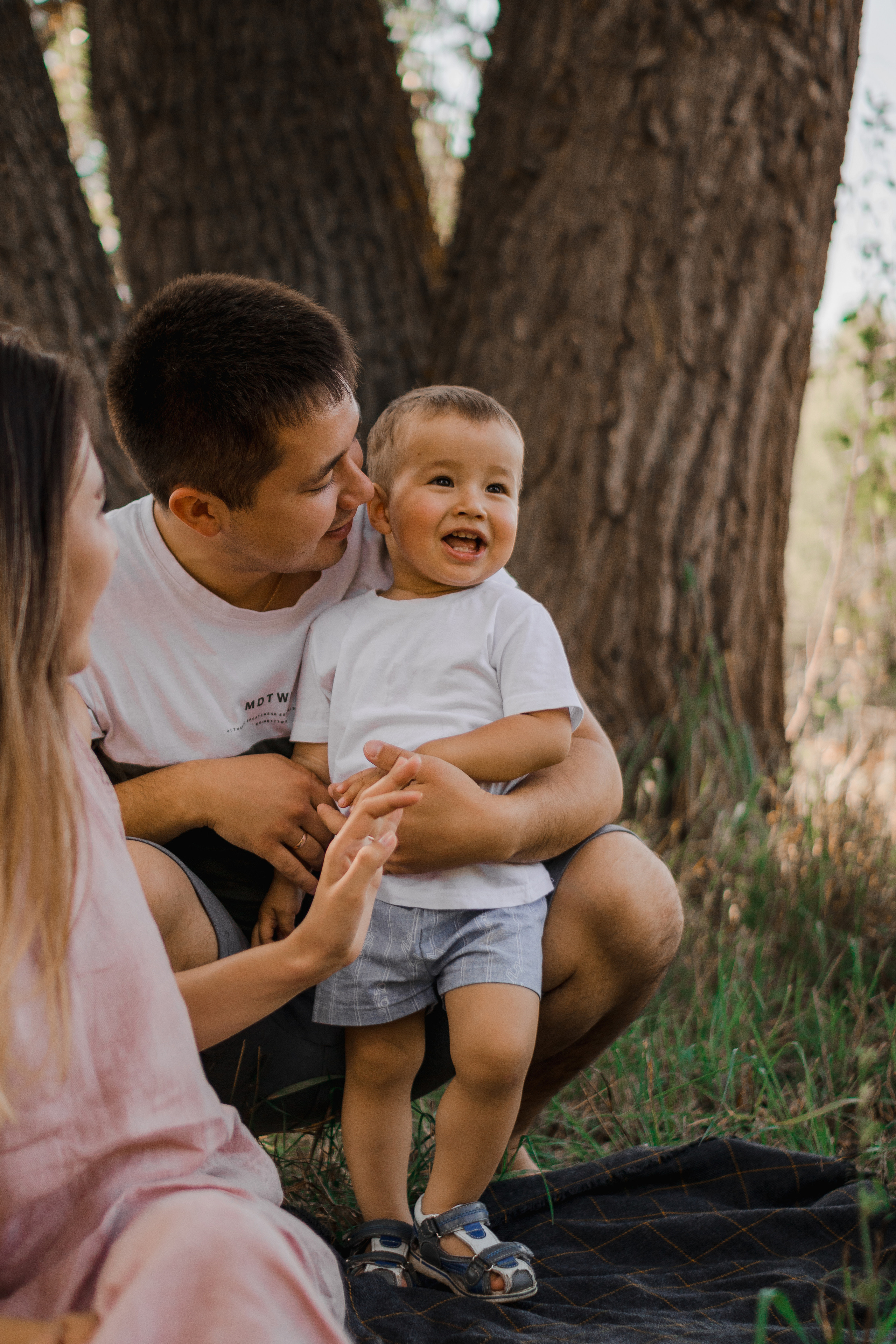 Семья Гайнуллиных на фотосессии «Пикник». Фотограф Мурманск Лилия Маер