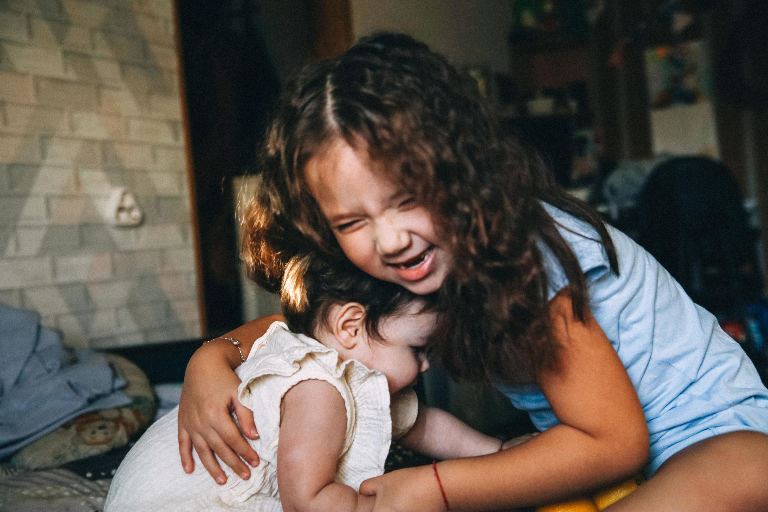 «Сёстры» (лайфстайл домашняя съемка). Фотограф Мурманск Лилия Маер