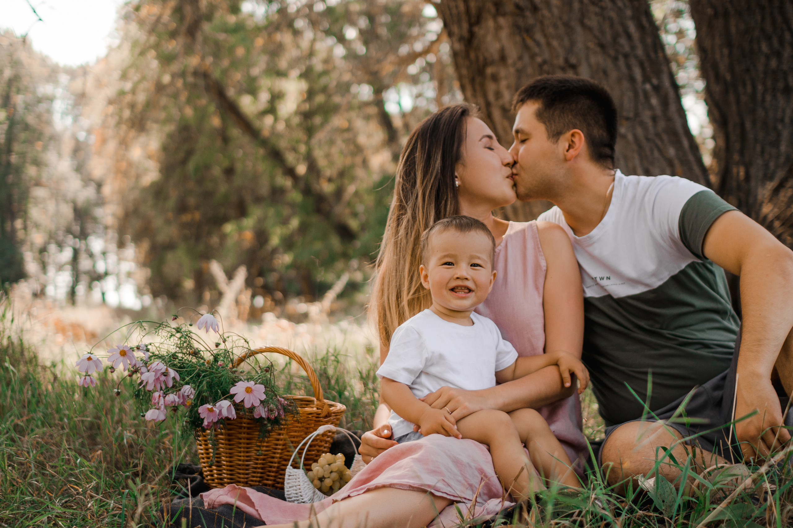 Семья Гайнуллиных на фотосессии «Пикник». Фотограф Мурманск Лилия Маер
