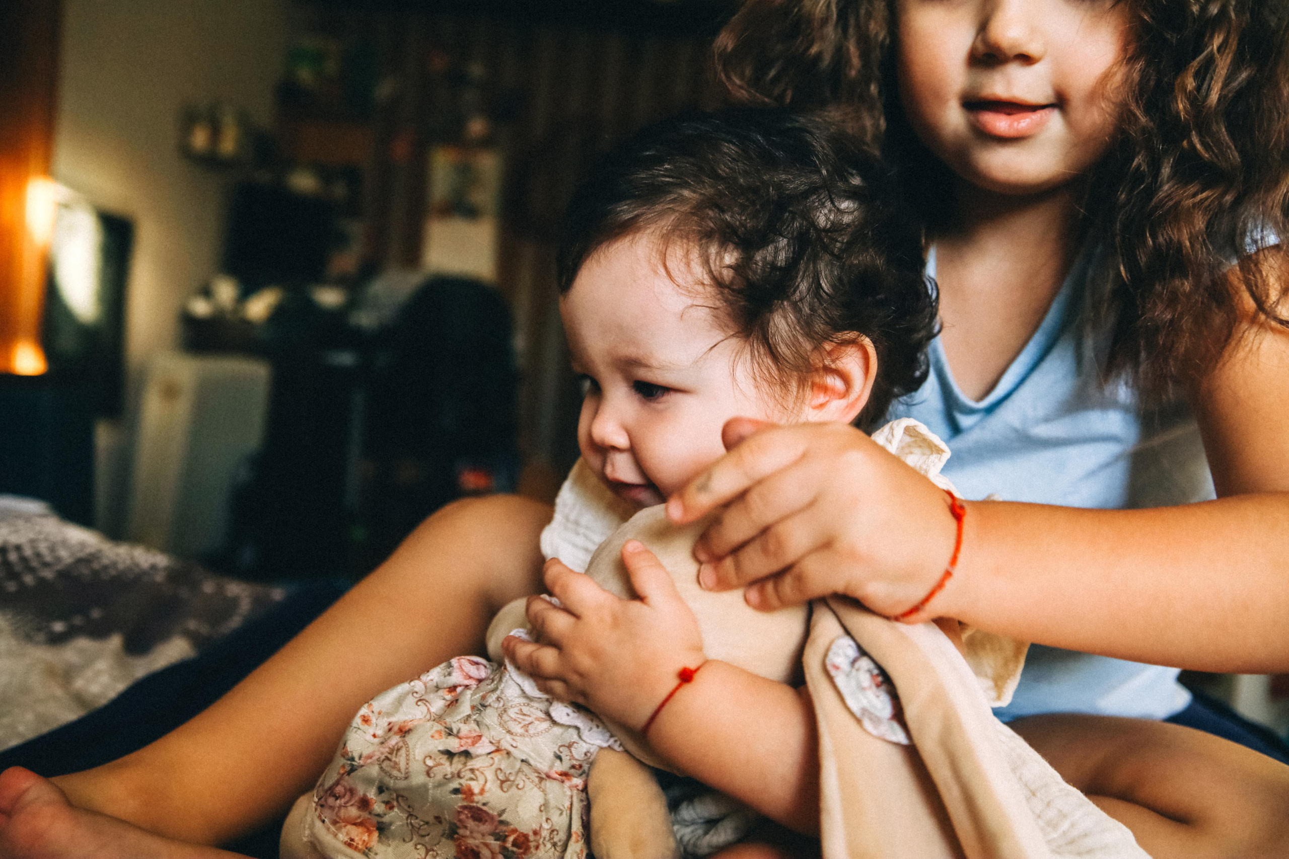 «Сёстры» (лайфстайл домашняя съемка). Фотограф Мурманск Лилия Маер