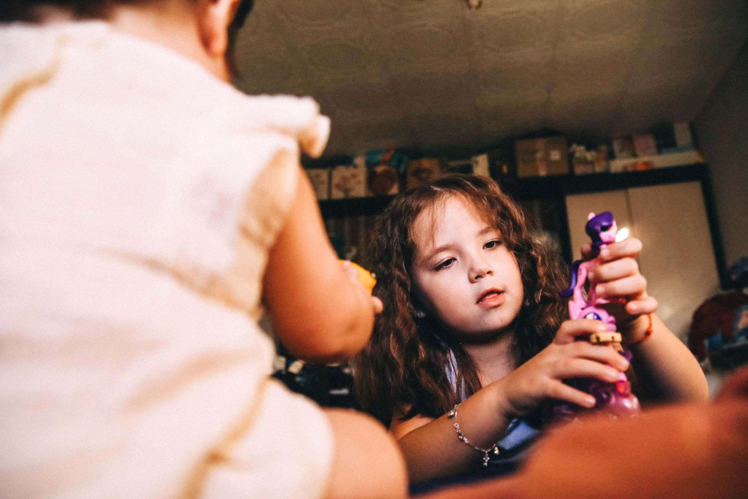 «Сёстры» (лайфстайл домашняя съемка). Фотограф Мурманск Лилия Маер