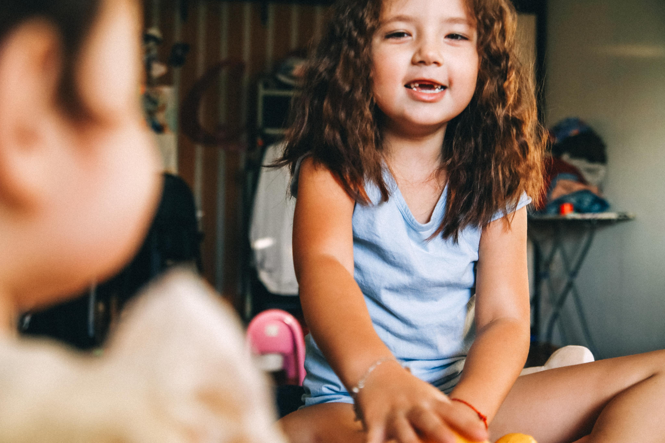 «Сёстры» (лайфстайл домашняя съемка). Фотограф Мурманск Лилия Маер