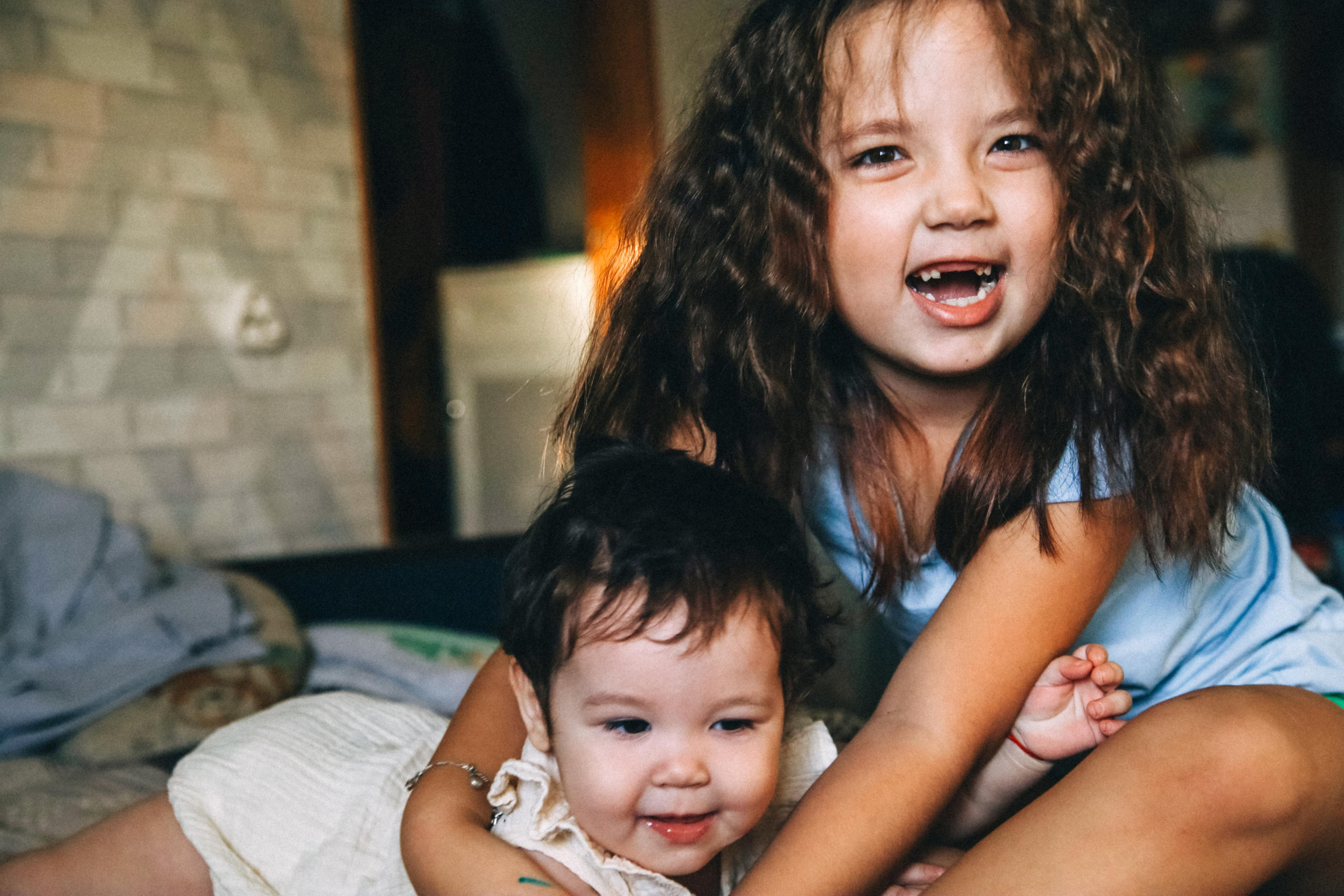«Сёстры» (лайфстайл домашняя съемка). Фотограф Мурманск Лилия Маер