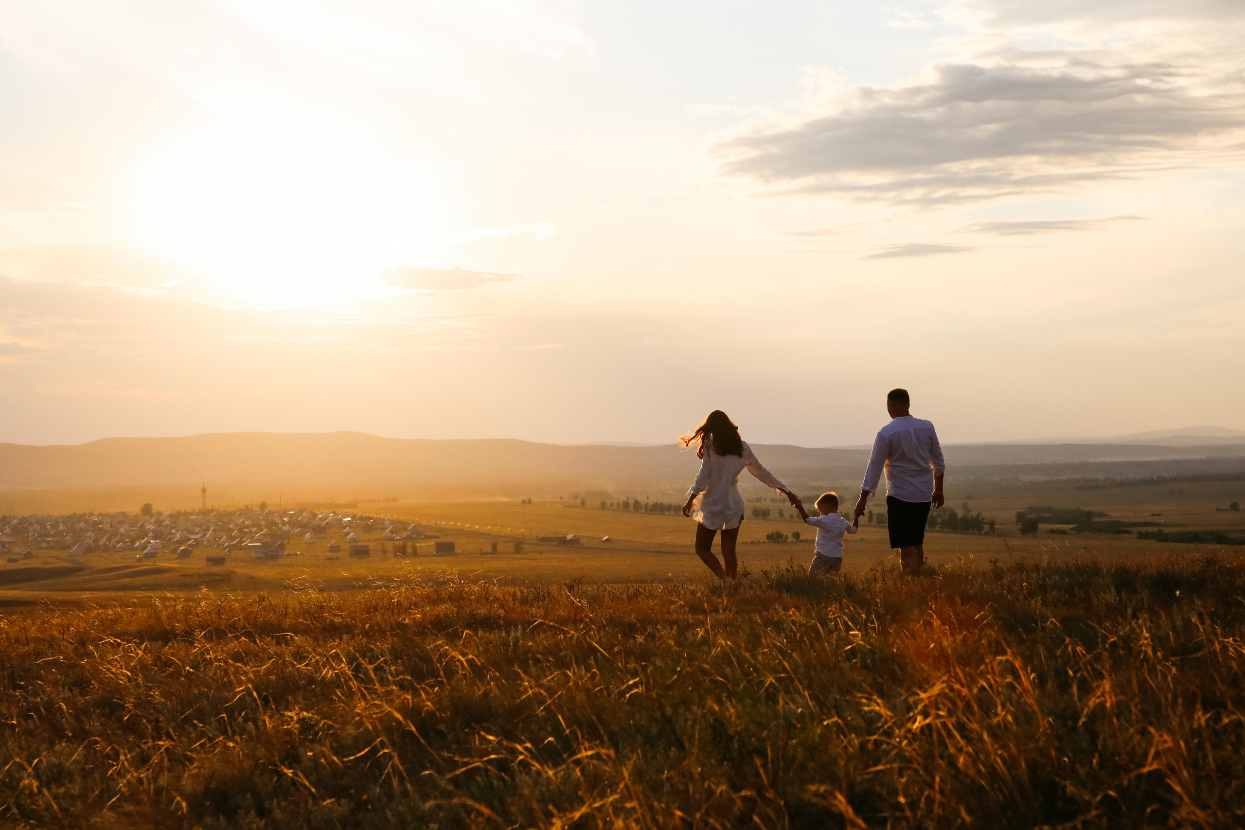 Семейная фотосессия в горах на закате. Фотограф Мурманск Лилия Маер