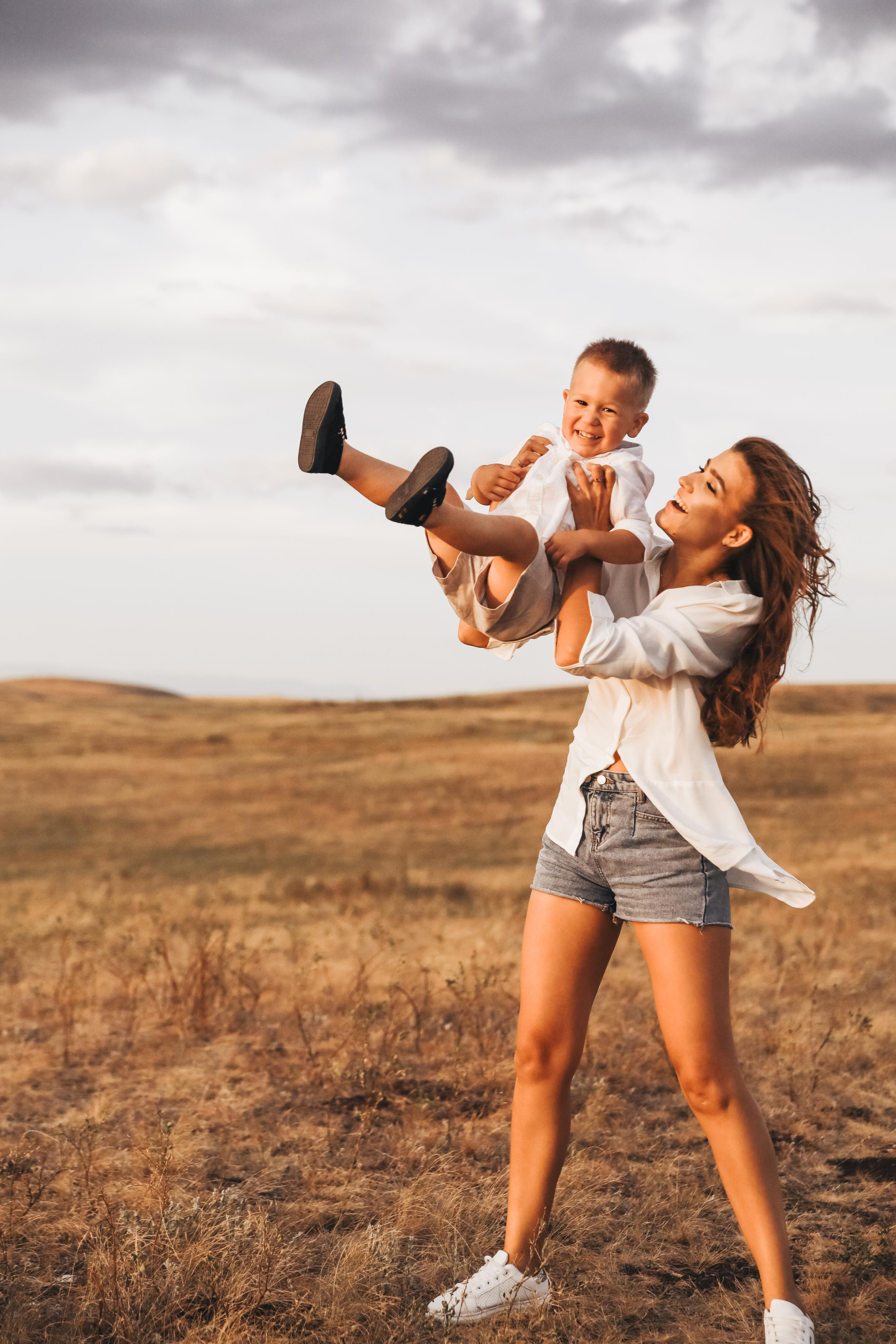 Семейная фотосессия в горах на закате. Фотограф Мурманск Лилия Маер