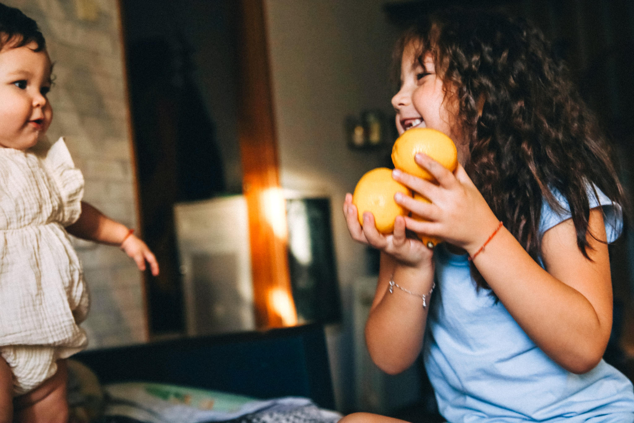 «Сёстры» (лайфстайл домашняя съемка). Фотограф Мурманск Лилия Маер