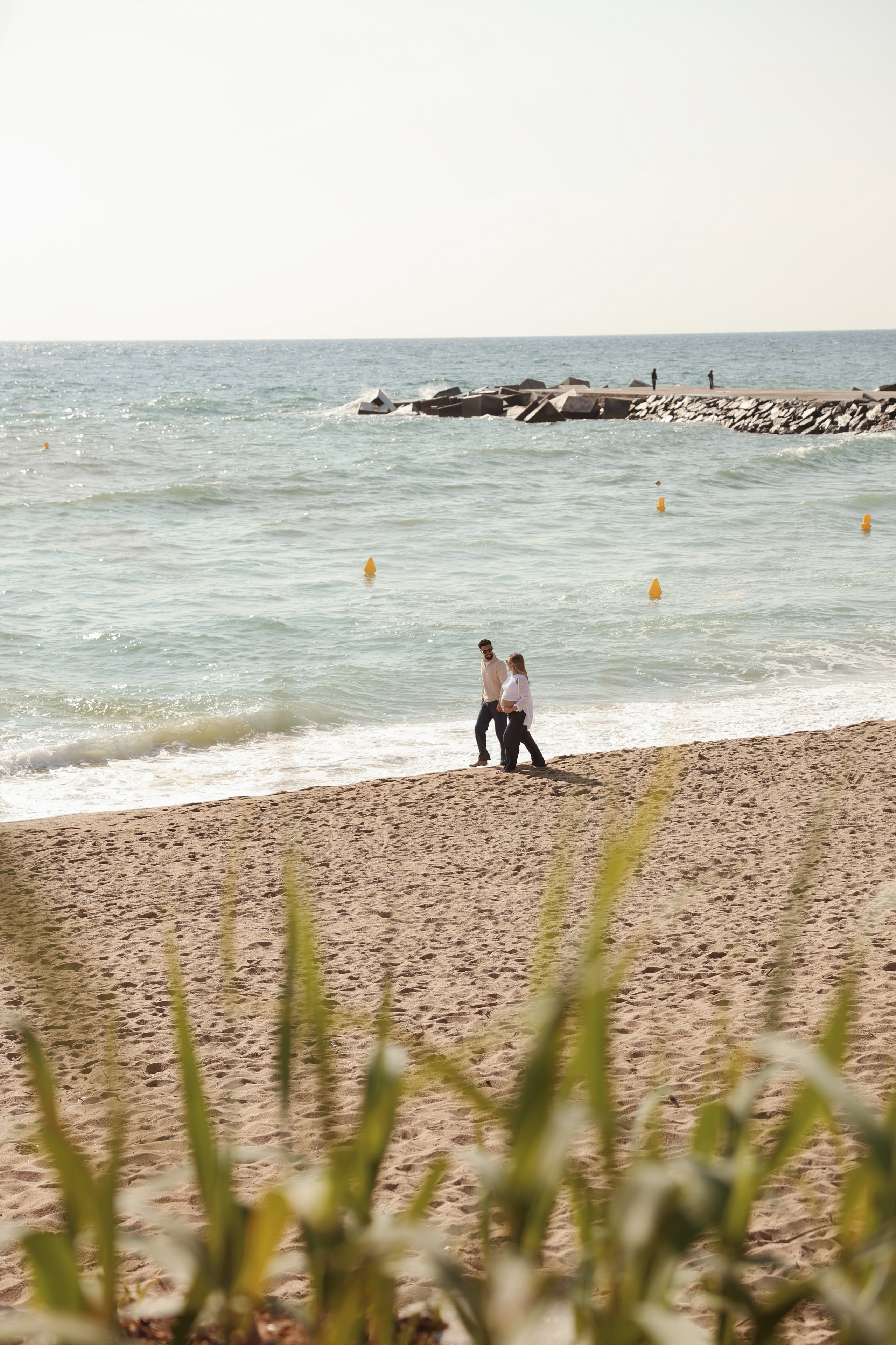 Sunny morning at the sea. Natalia Zhuravleva|family, newborn, maternity photographer in Barcelona