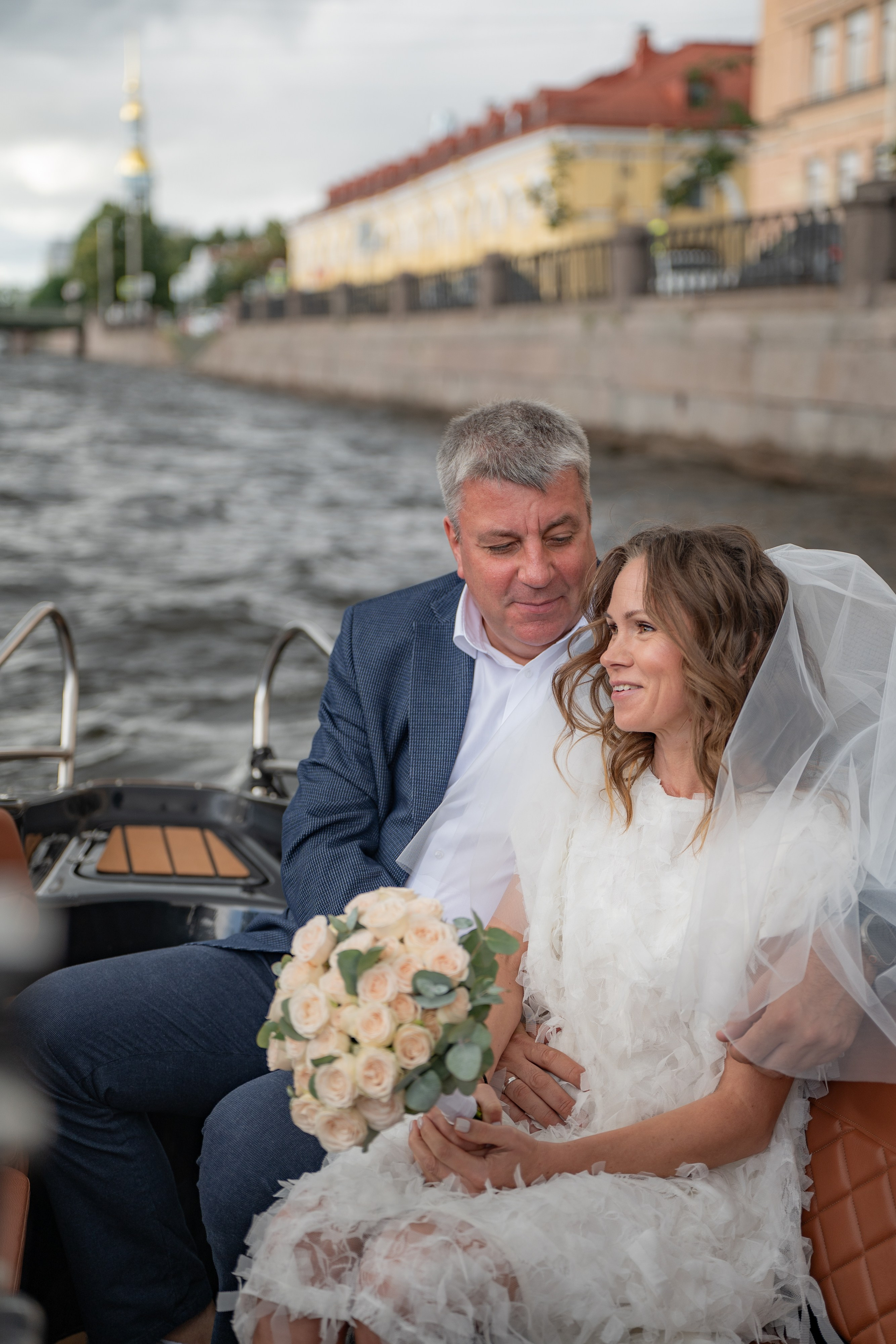 Красивые места для свадебной фотосессии летом в Санкт-Петербурге. Свадебный фотограф Александр Невский в Санкт-Петербурге