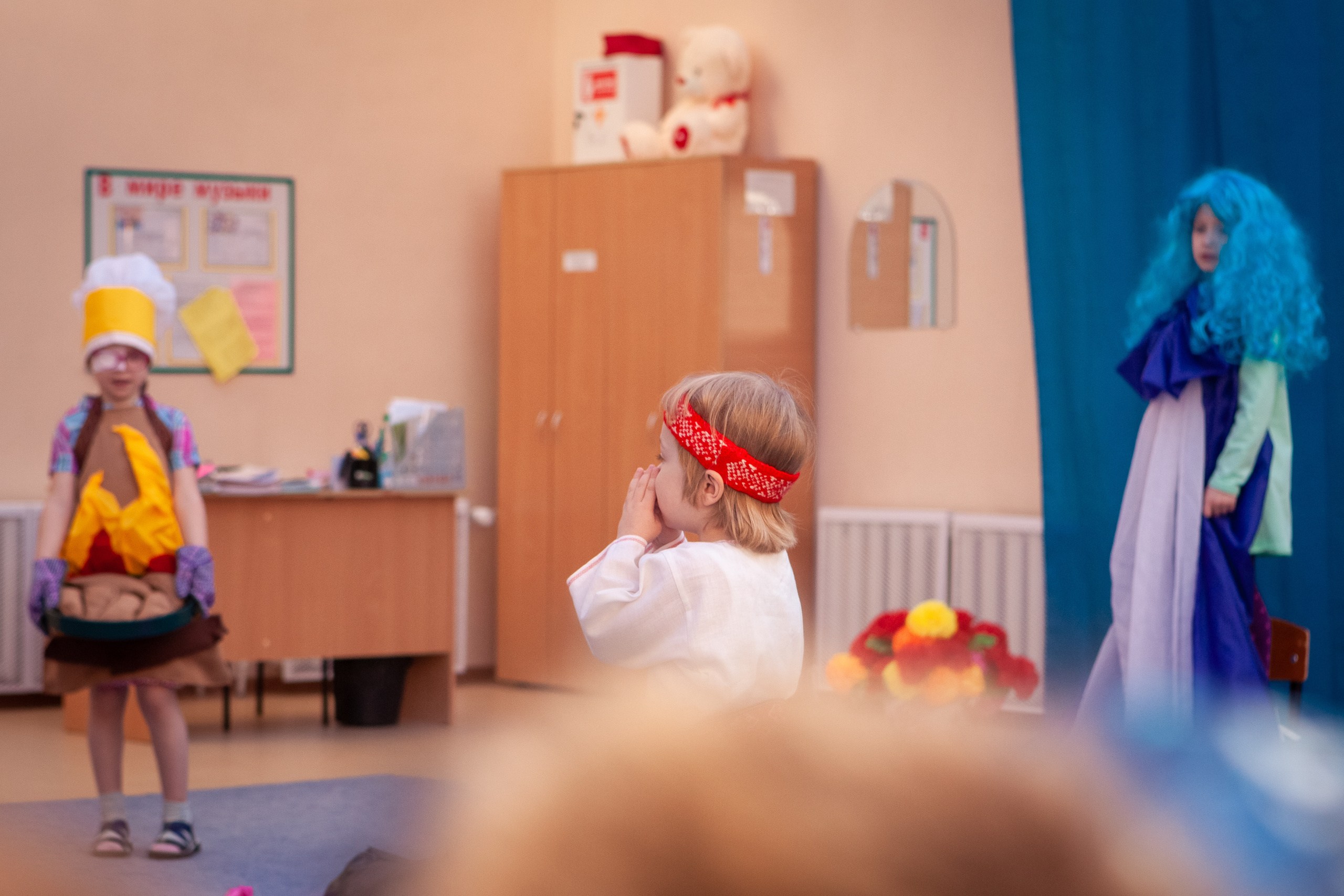 Алёнушка, Алёнушка, ты меня найди! Алёнушка, Алёнушка, ты меня спаси!  Не хочу в лесу я жить!  Не хочу Яге служить! 