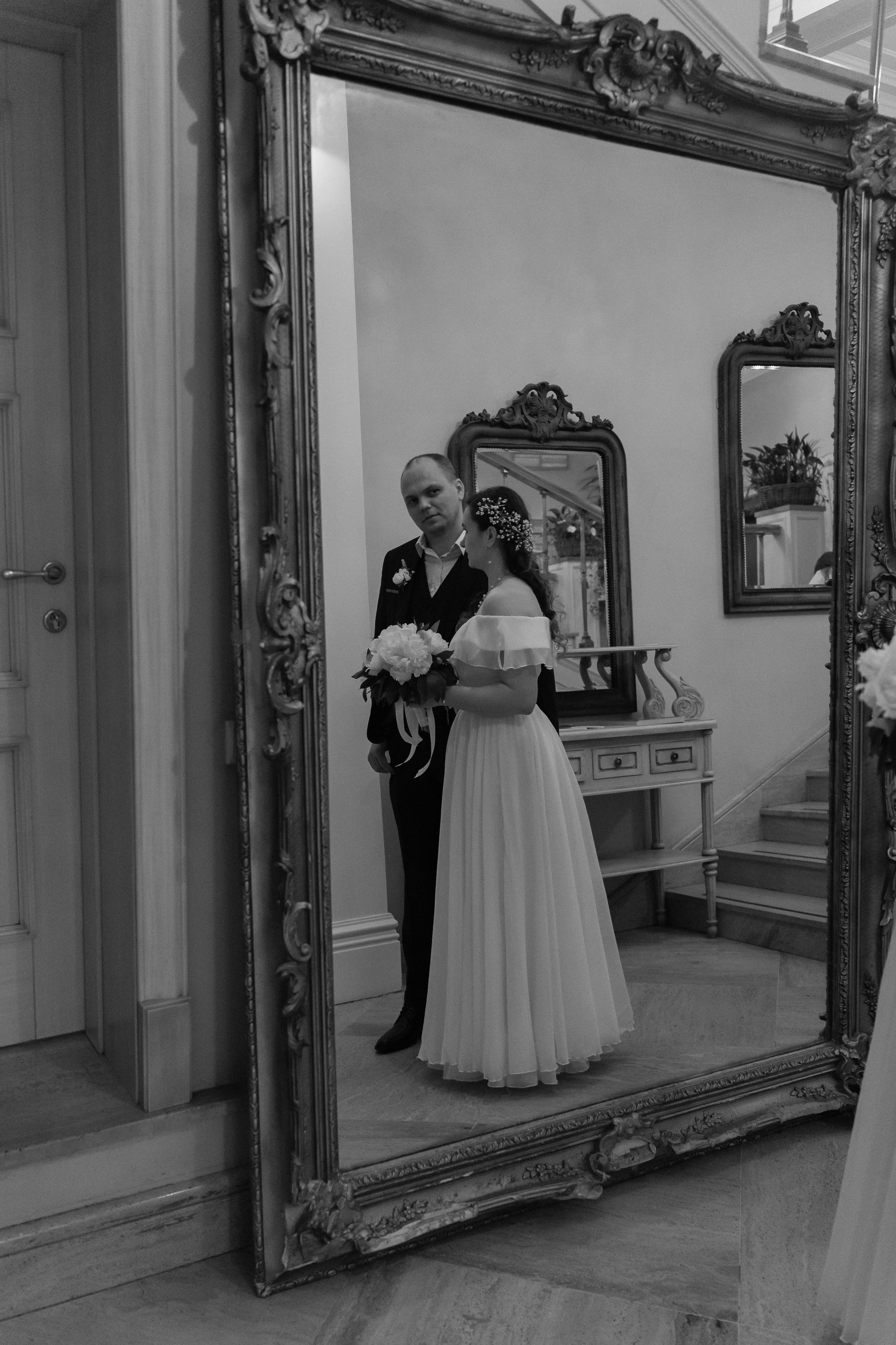 Отражение в зеркале молодоженов