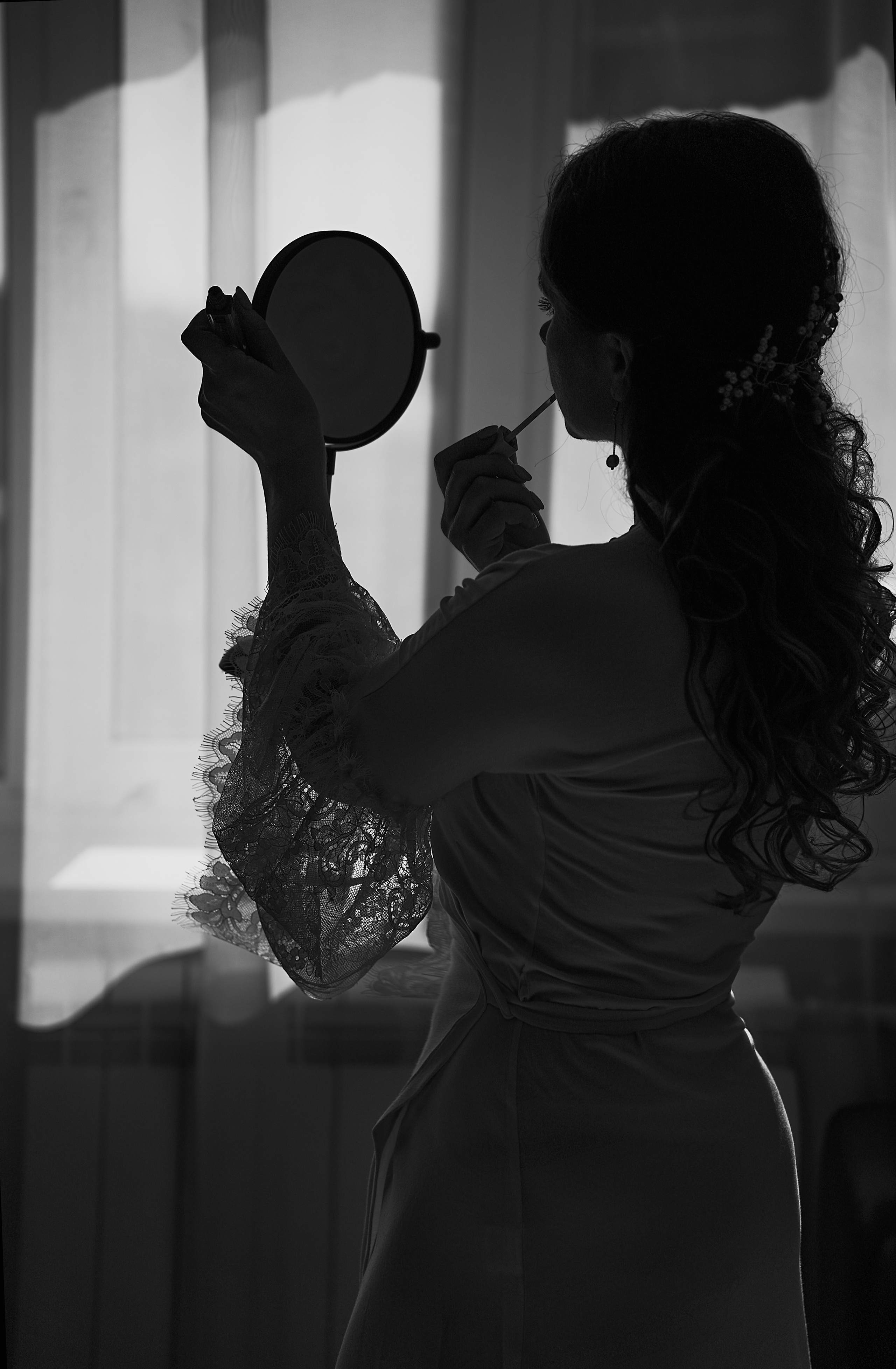 силуэт невесты с зеркальцем