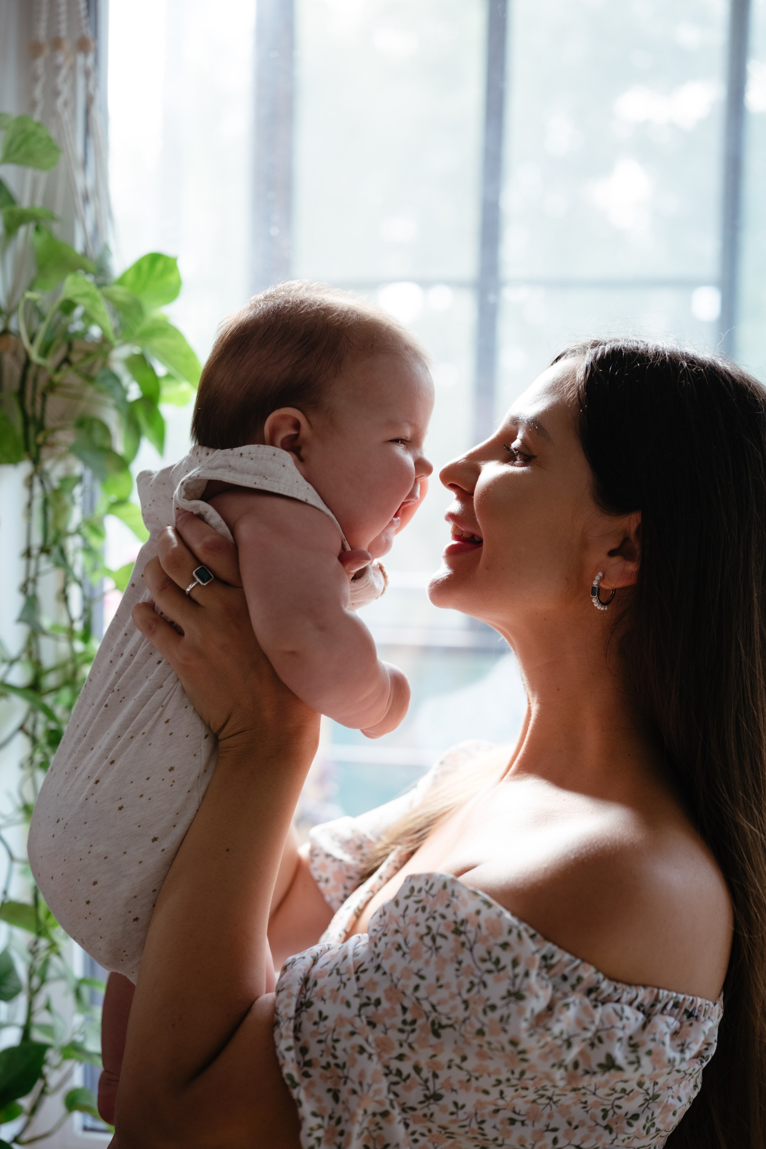 Алиса дома с мамой, братом и котом. Семейный детский ньюборн фотограф в Москве Марта Петрова