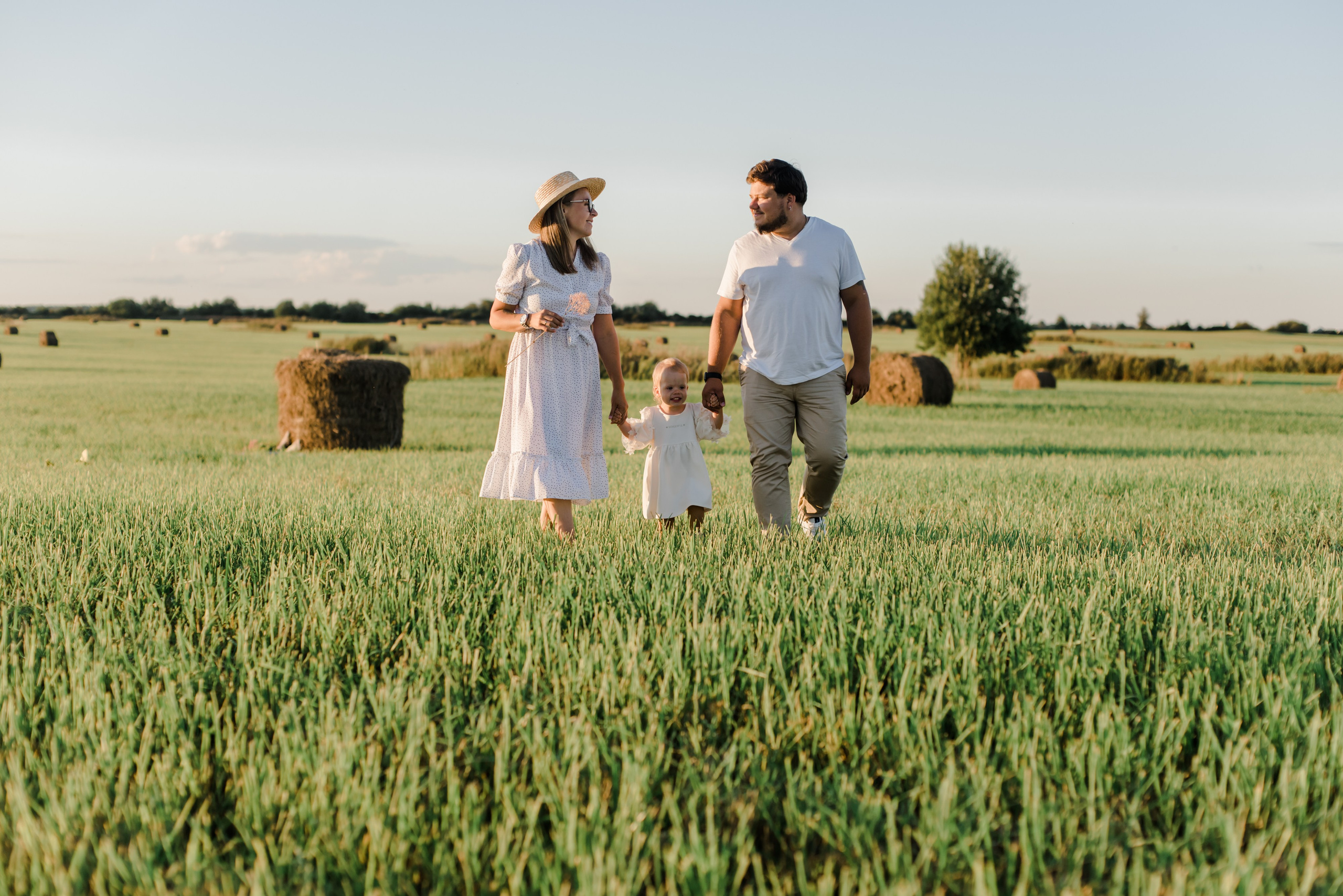 Семья в поле. Свадебный и семейный фотограф Евгения Кононова